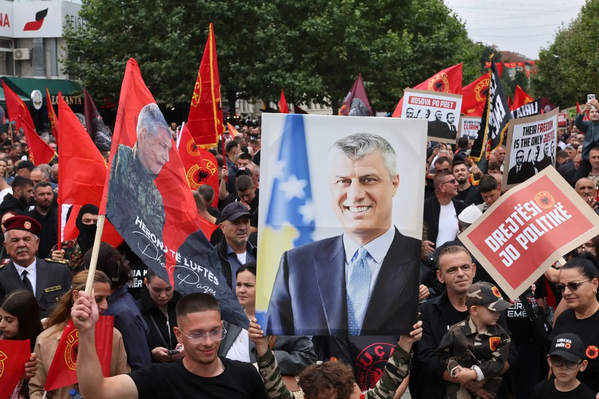  Prívrženci bývalého vodcu Kosovskej oslobodzovacej armády (KLA) a bývalého kosovského prezidenta Hašima Thaciho. 