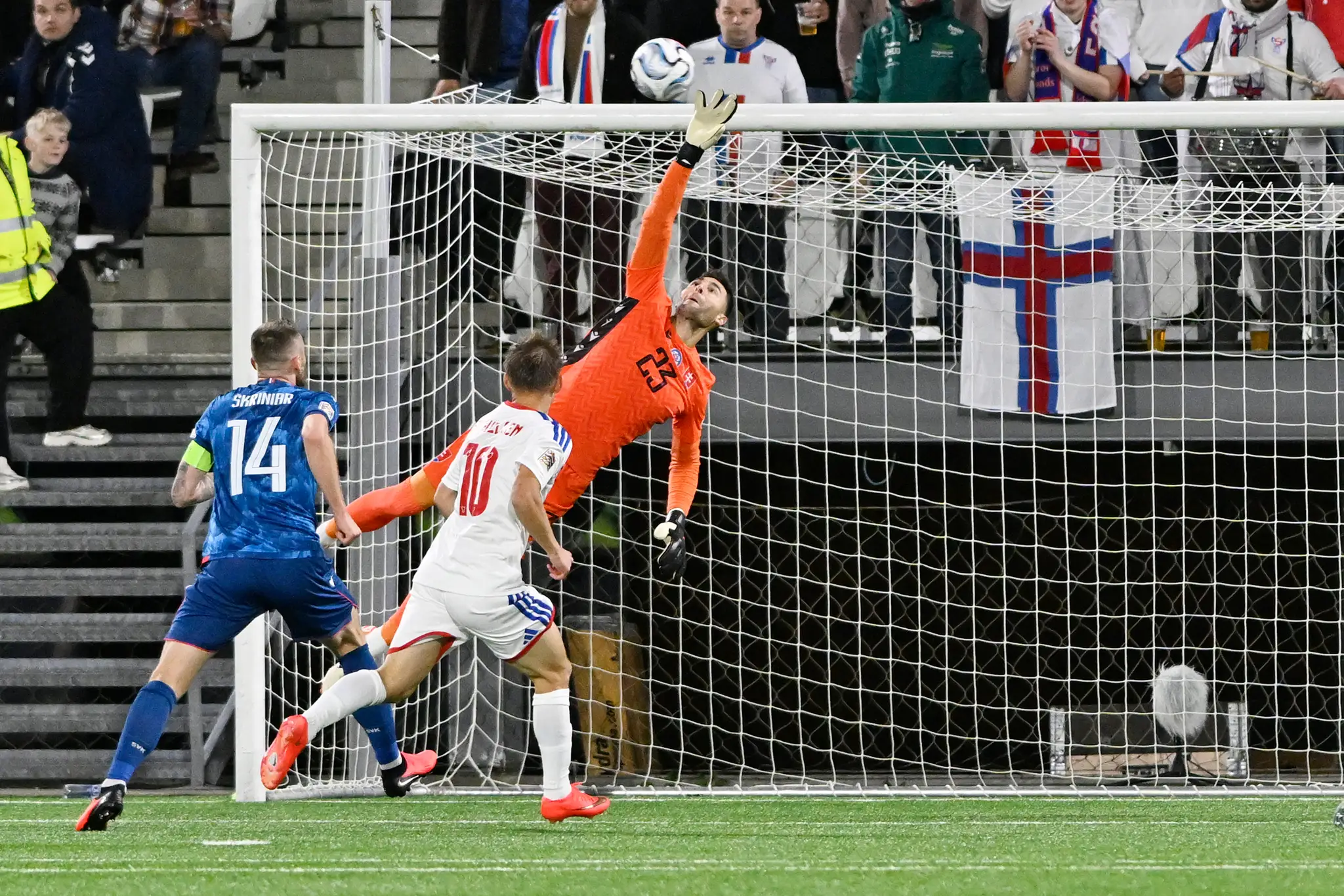 Na snímke hore brankár Dominik Greif (Slovensko).