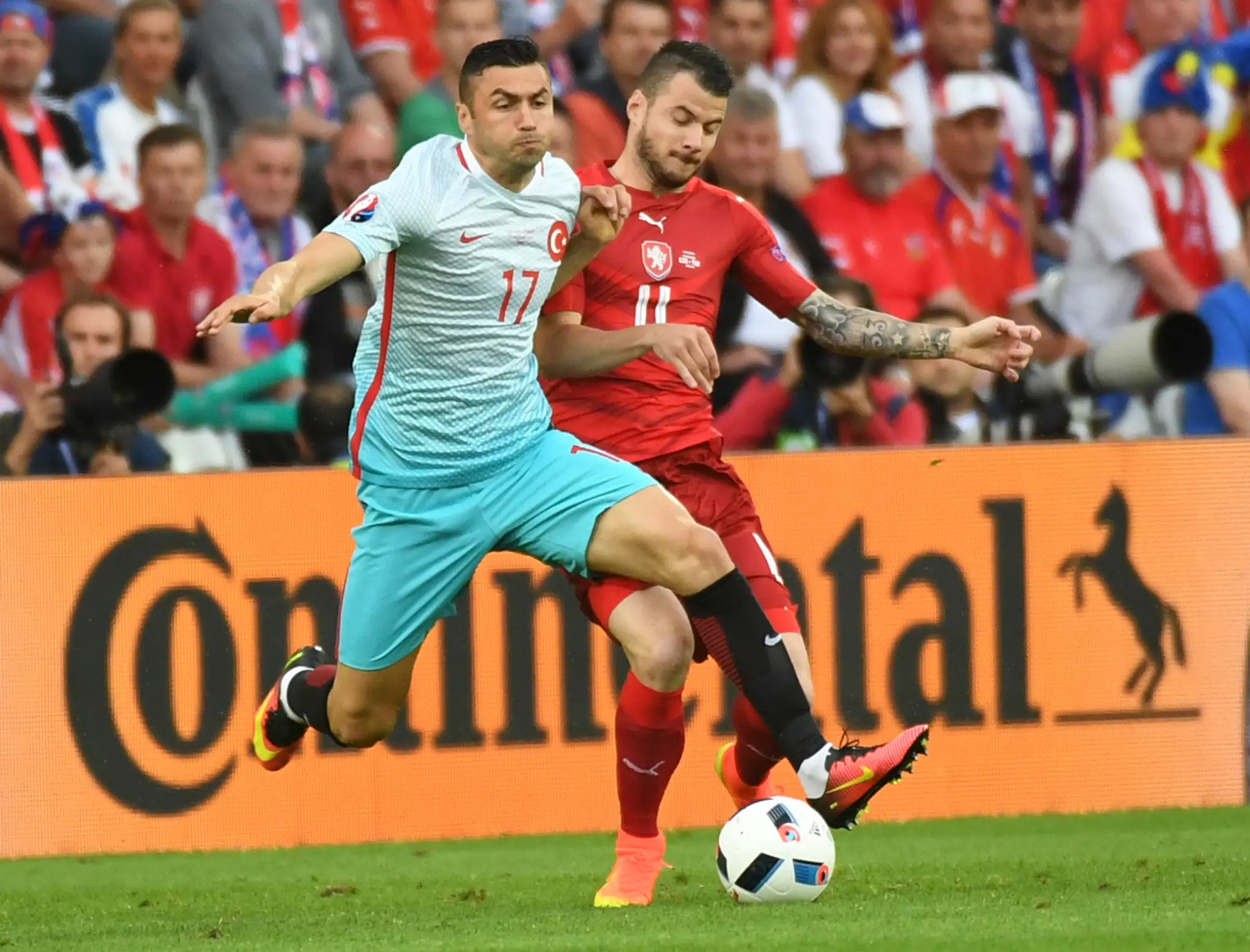 Turek Burak Yilmaz (vľavo) a Daniel Pudil z Česka v nekompromisnom súboji na ME.
