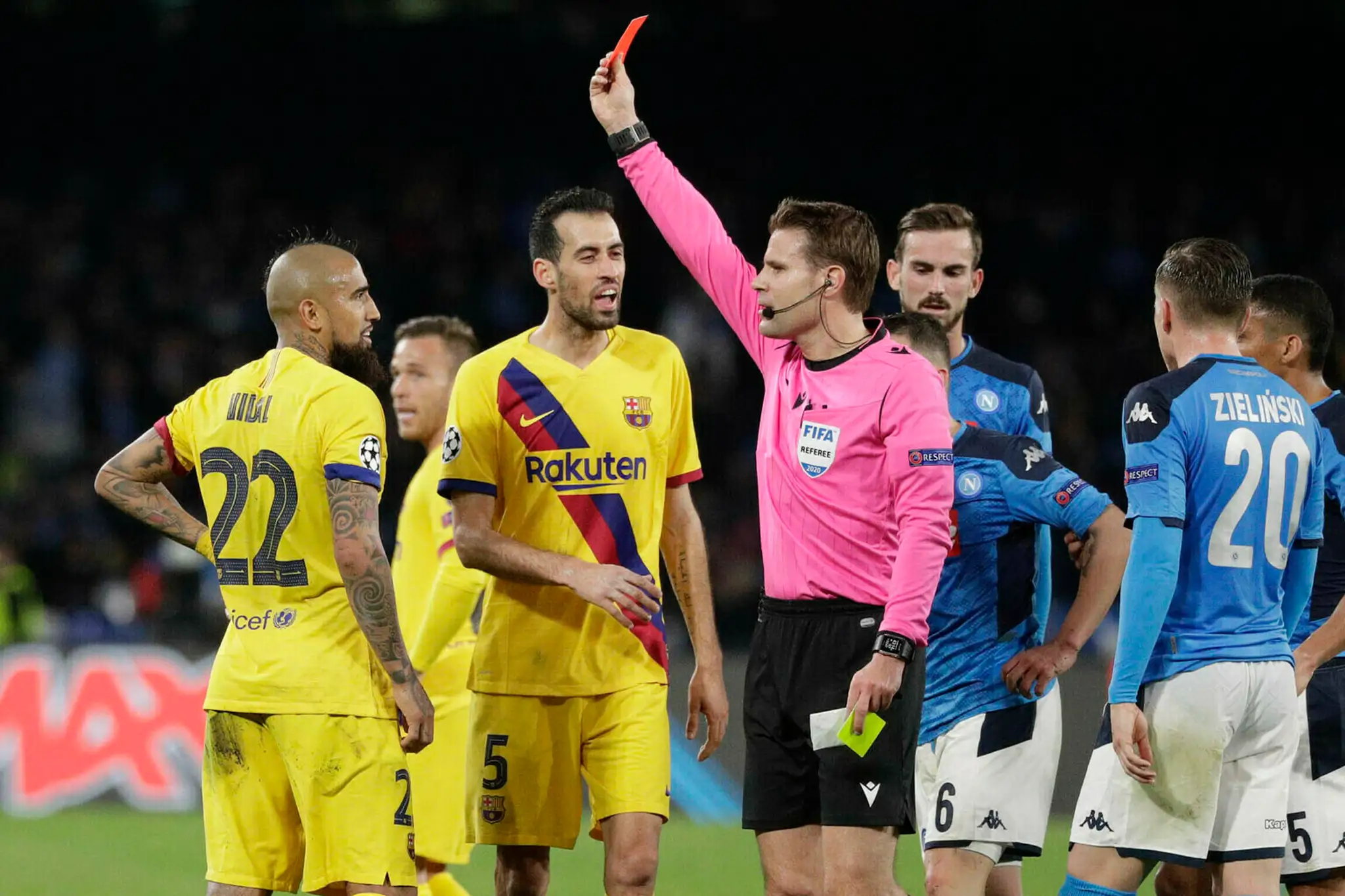 Rozhodca Clement Turpin si prezerá VAR počas prvého osemfinále LM medzi Chelsea a Bayernom Mníchov.