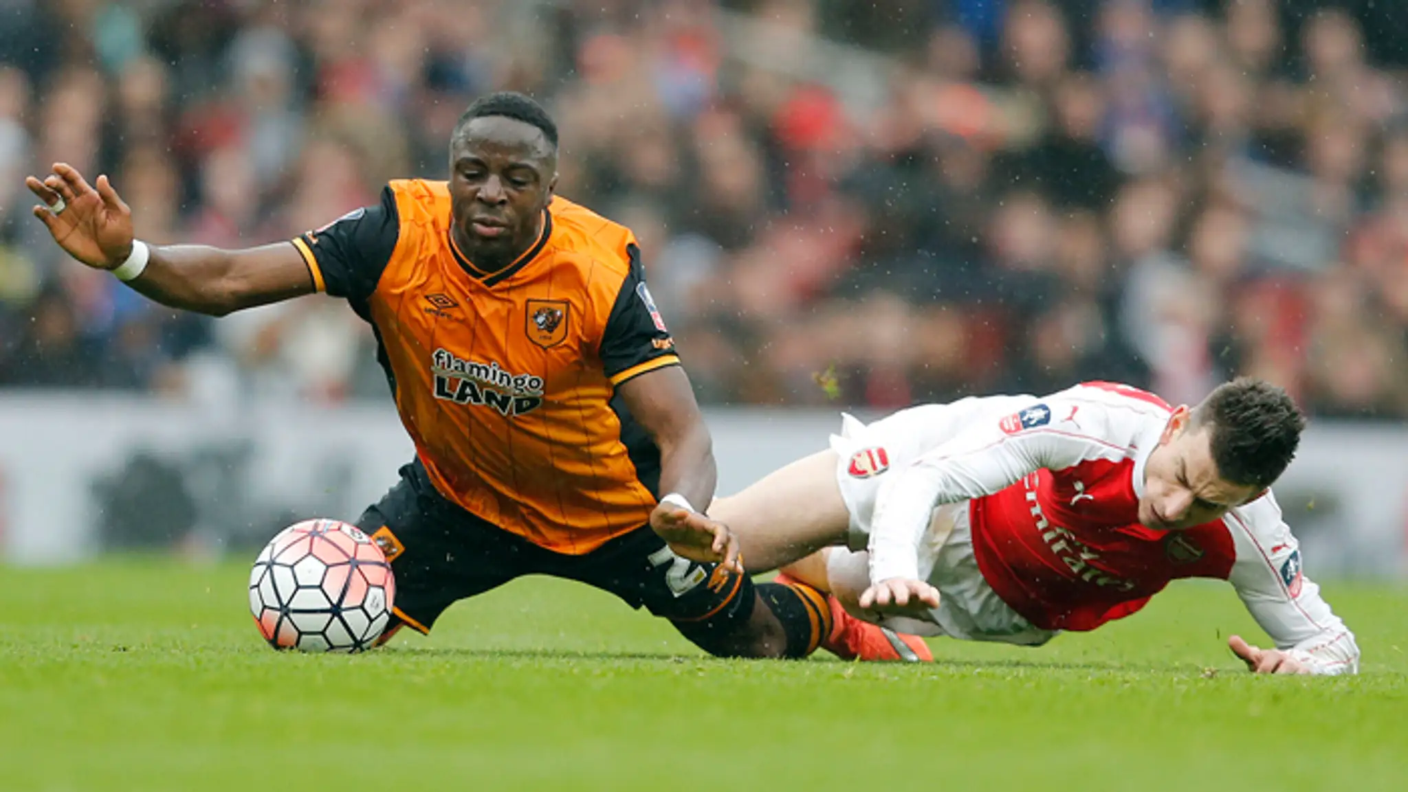 Adama Diomandé (Hull City) a vpravo Laurent Koscielny (Arsenal) v zápase FA Cupu.