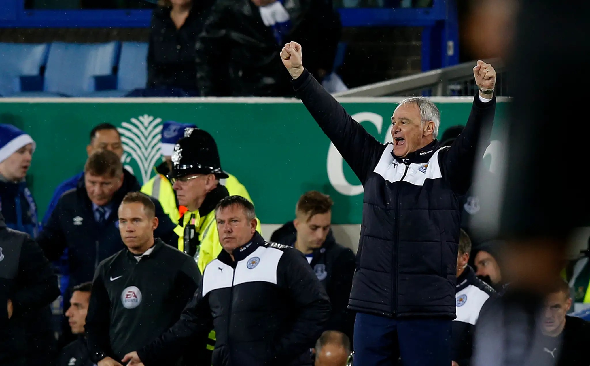 Tréner Leicestru Claudio Ranieri oslavuje gól svojho tímu