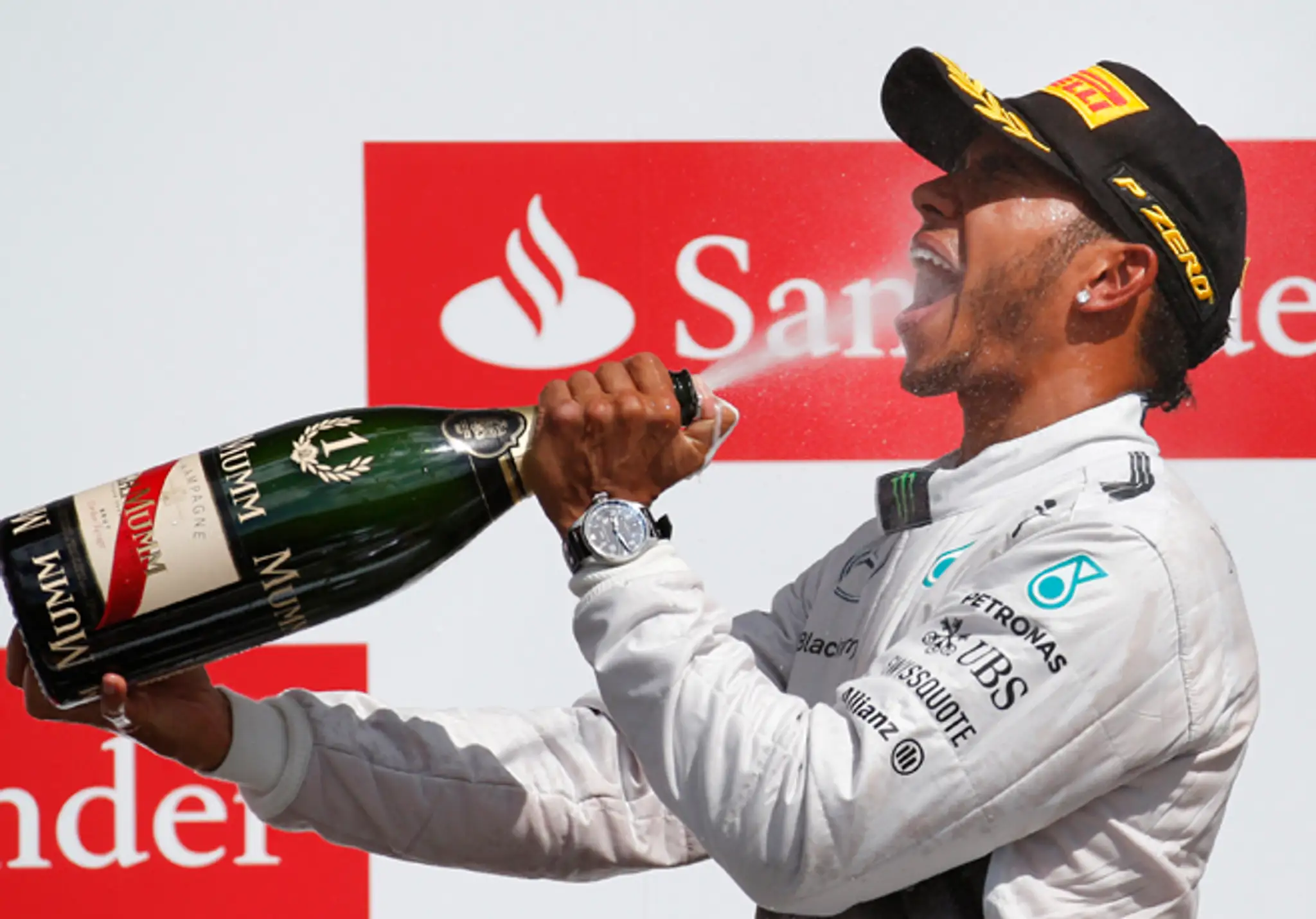 Britský jazdec F1 na Mercedese Lewis Hamilton oslavuje víťazstvona Silverstone.