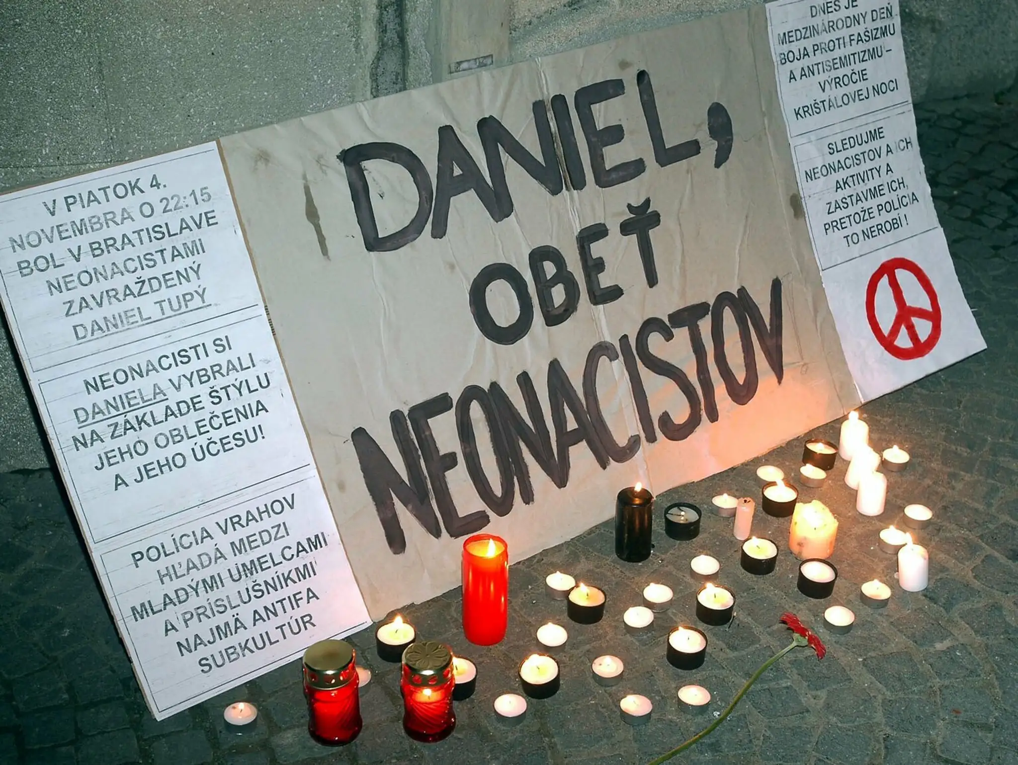Prešovskí študenti si 9. novembra 2005 na Hlavnej ulici uctili pamiatku nevinnej obete neonacistickej vraždy Daniela Tupého