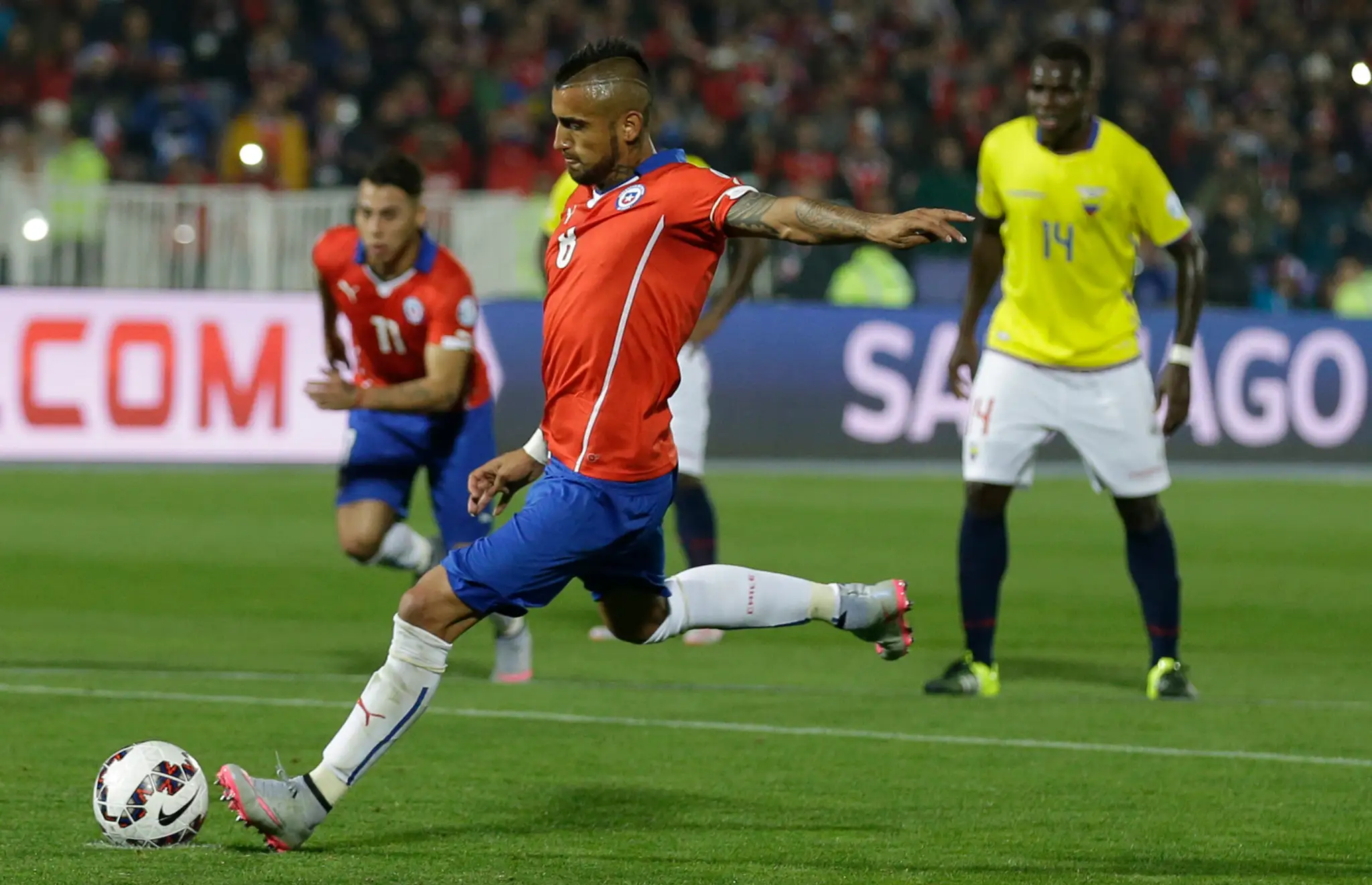 Arturo Vidal striela úvodný gól Copa America 2015 z pokutového kopu proti Bolívii.