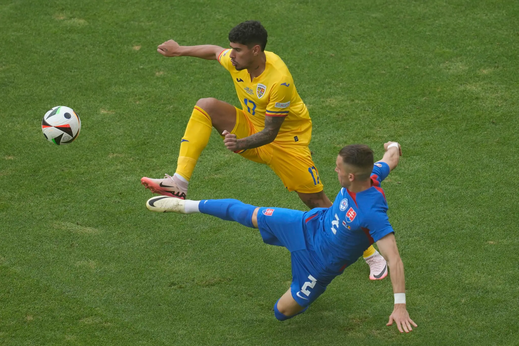 Sprava Peter Pekarík a Rumun Florinel Coman v zápase na ME 2024.