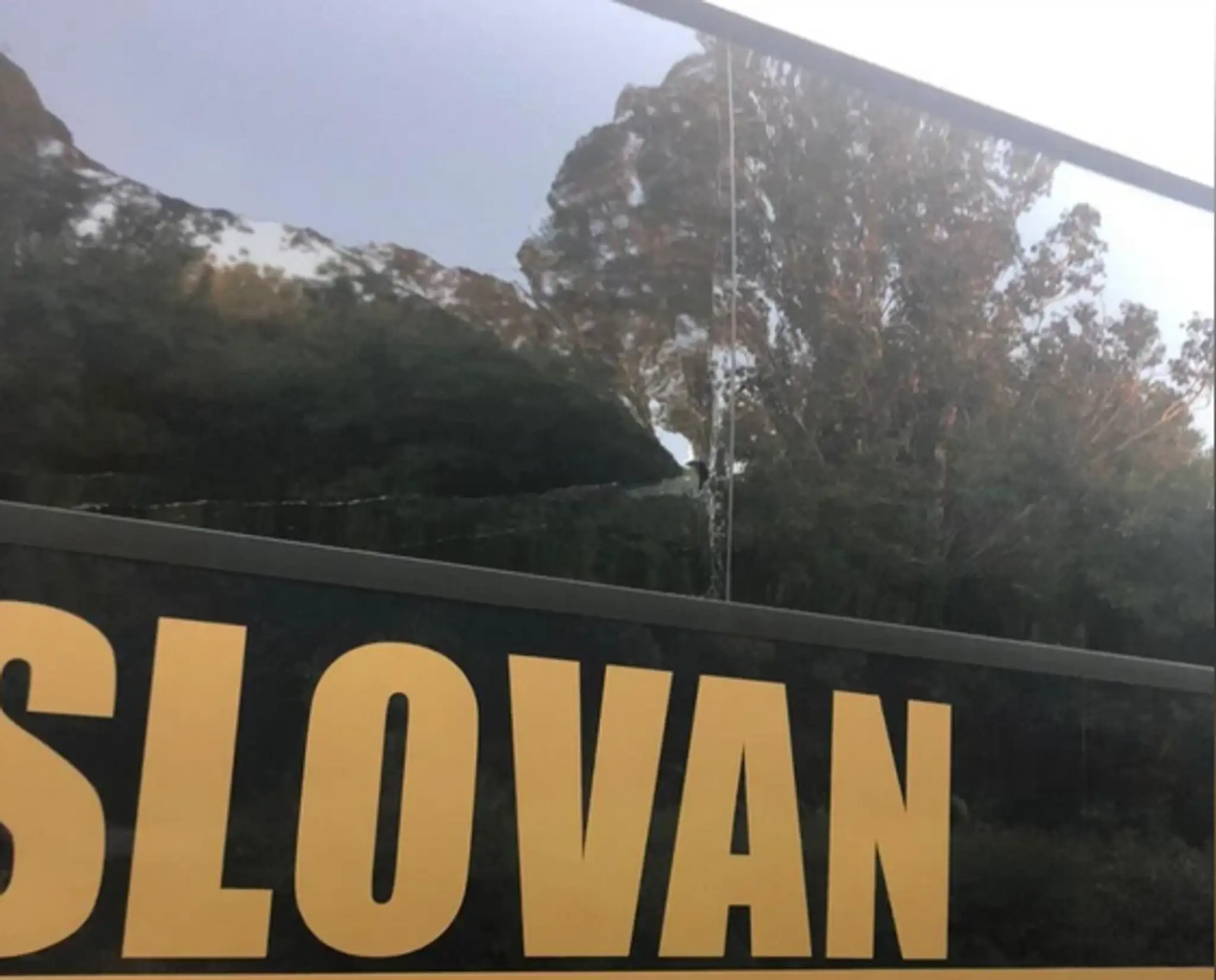Poškodený autobus Slovana.