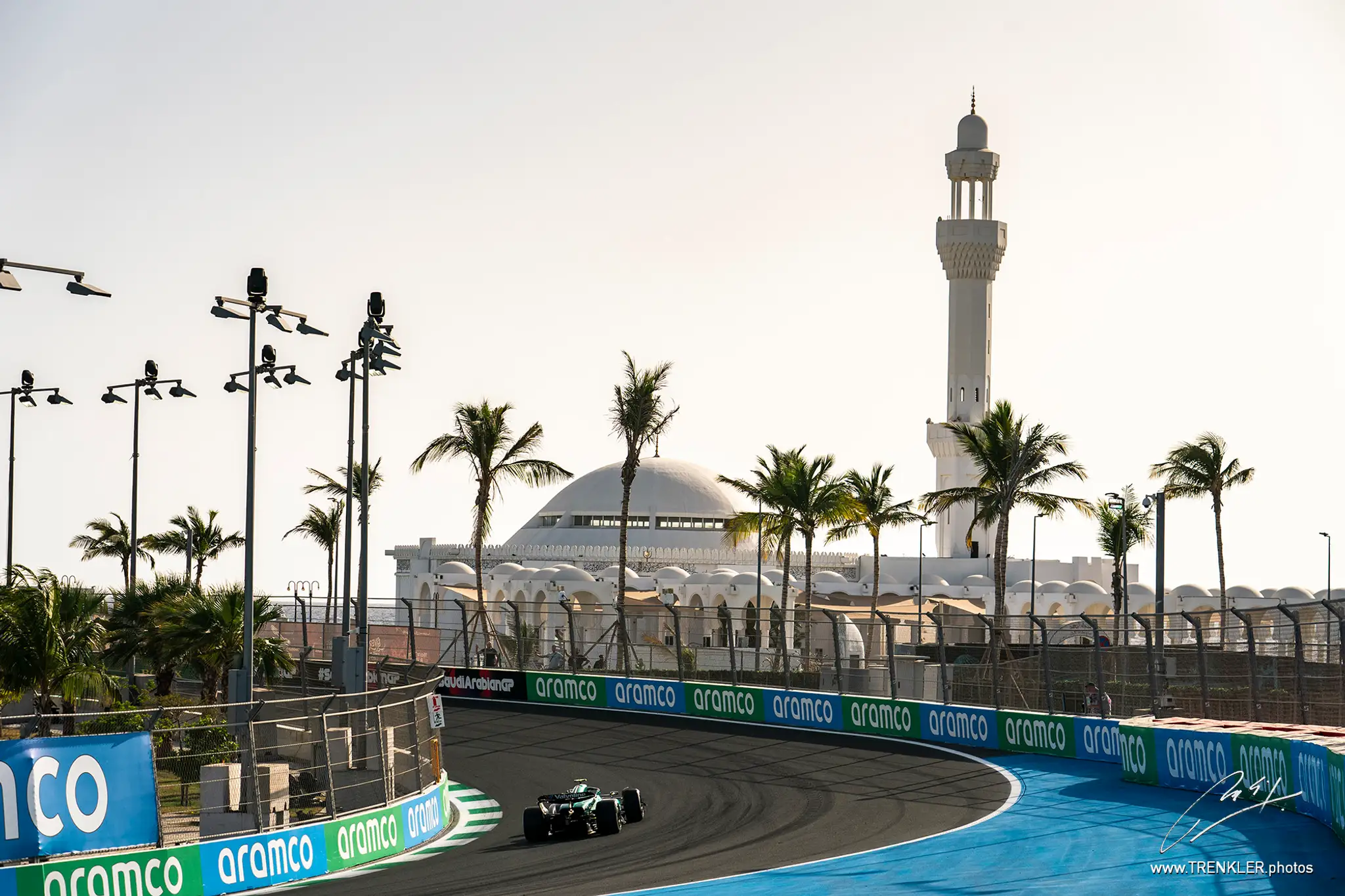 Fernando Alonso z Aston Martinu na okruhu v Saudskej Arábii.