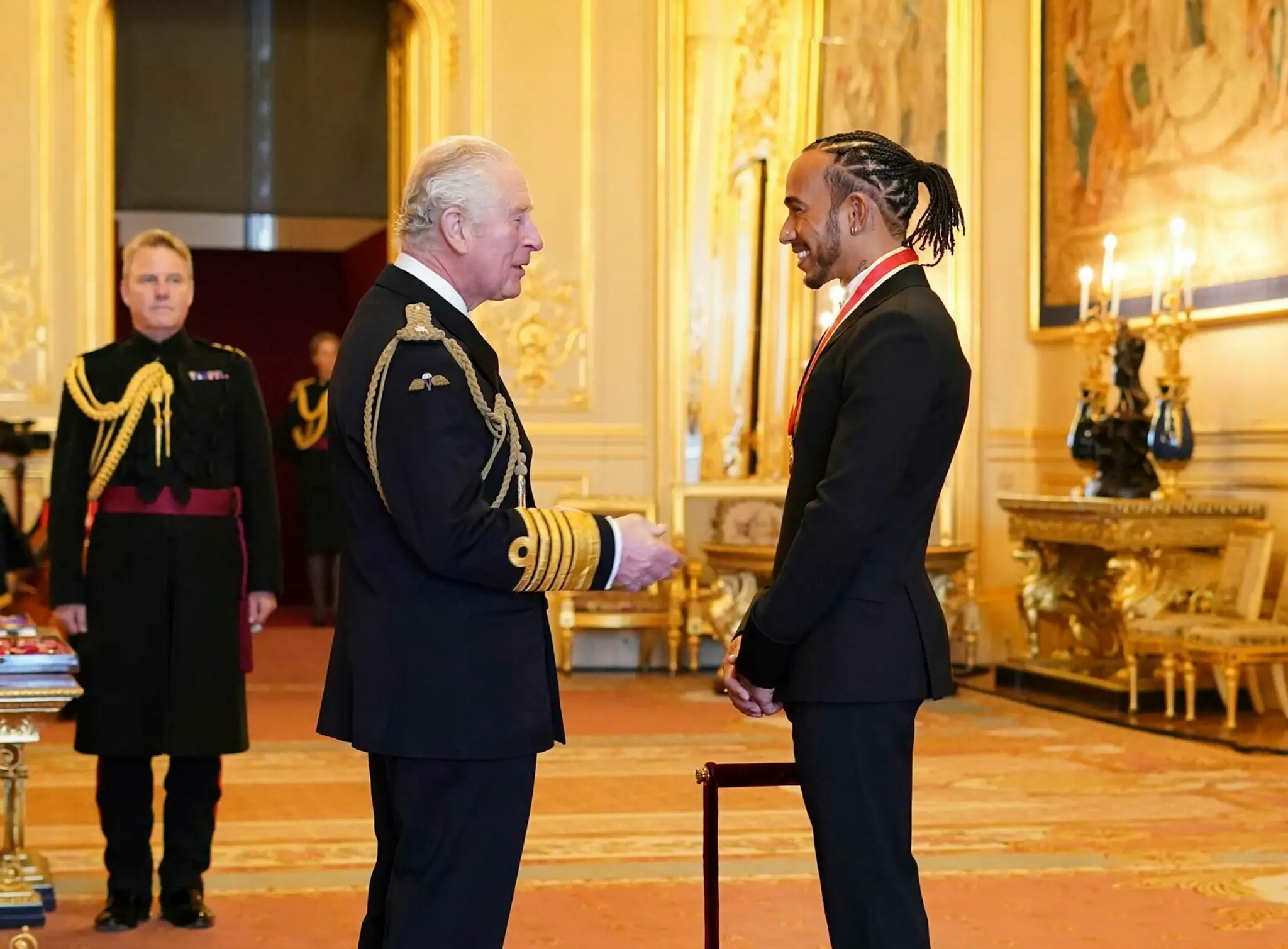 Lewis Hamilton (sprava) a princ Charles.