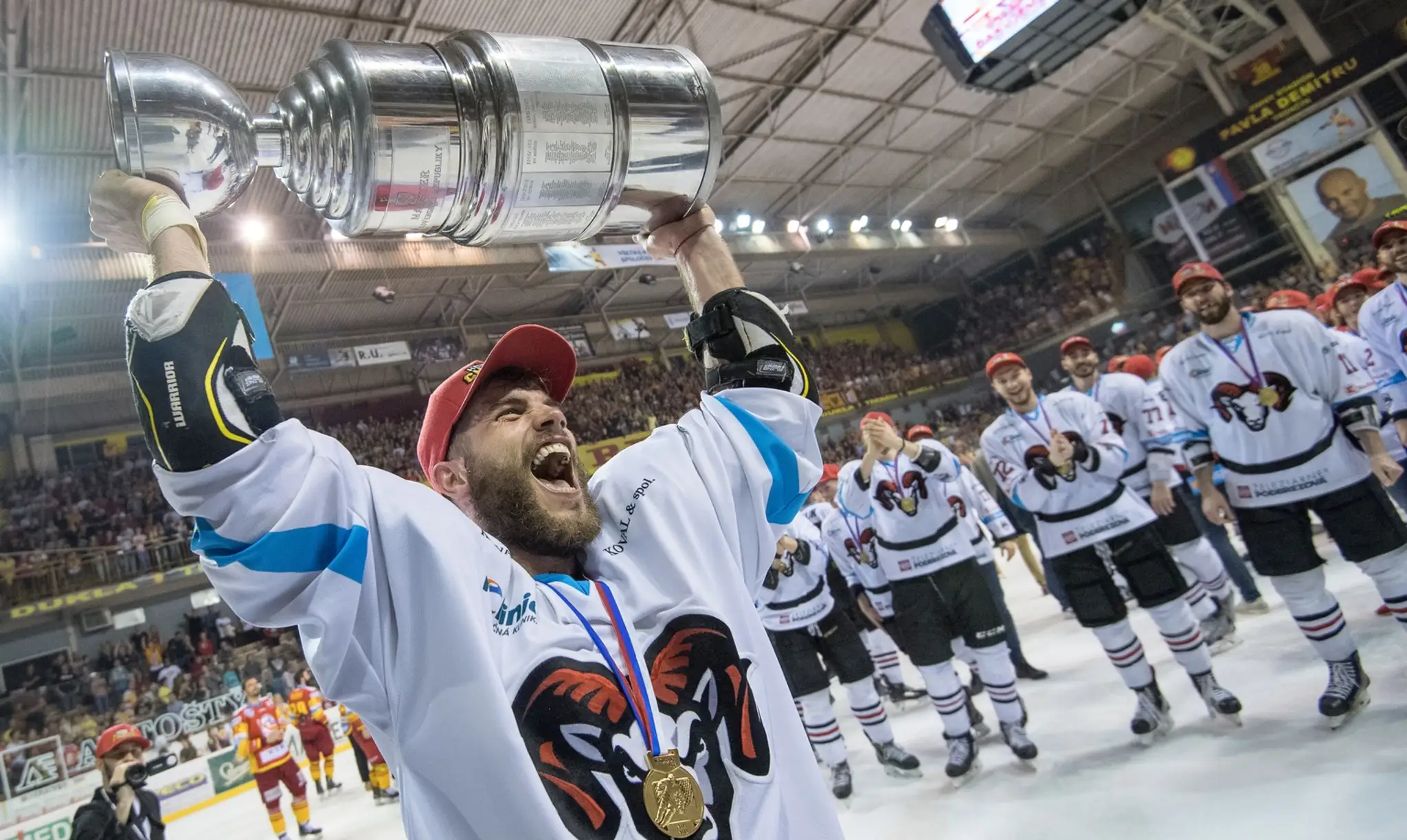 Na snímke Ján Brejčák z HC'05 iClinic Banská Bystrica oslavuje zisk majstrovského titulu.
