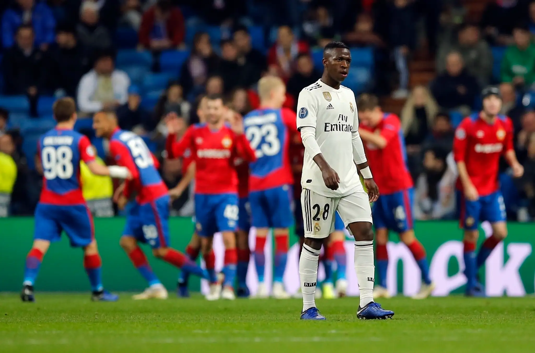 Vinícius z Realu reaguje v dueli LM proti CSKA Moskva.