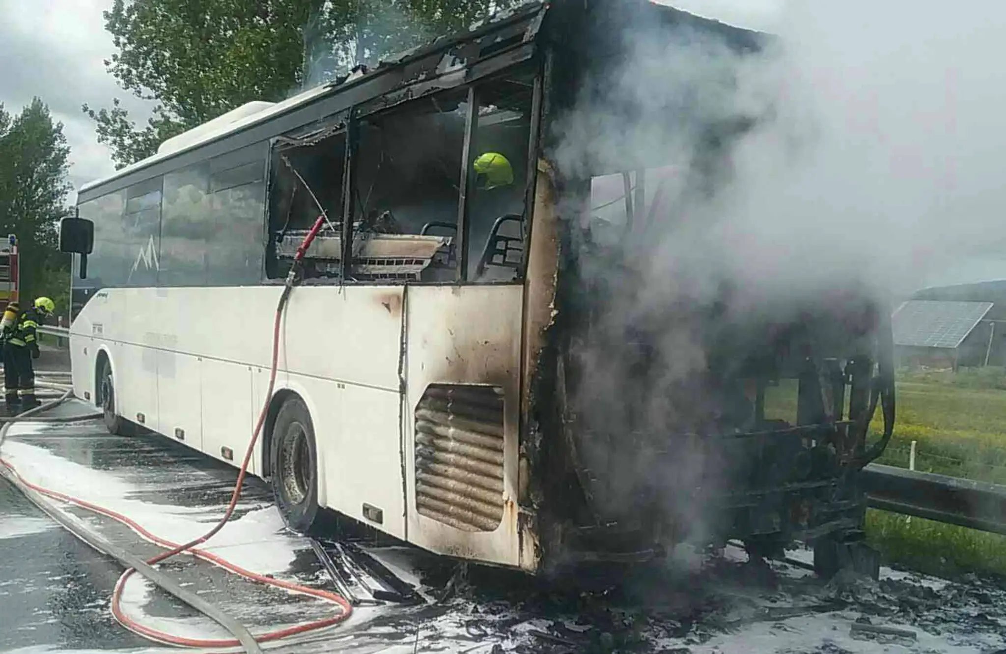 Na diaľnici horel autobus
