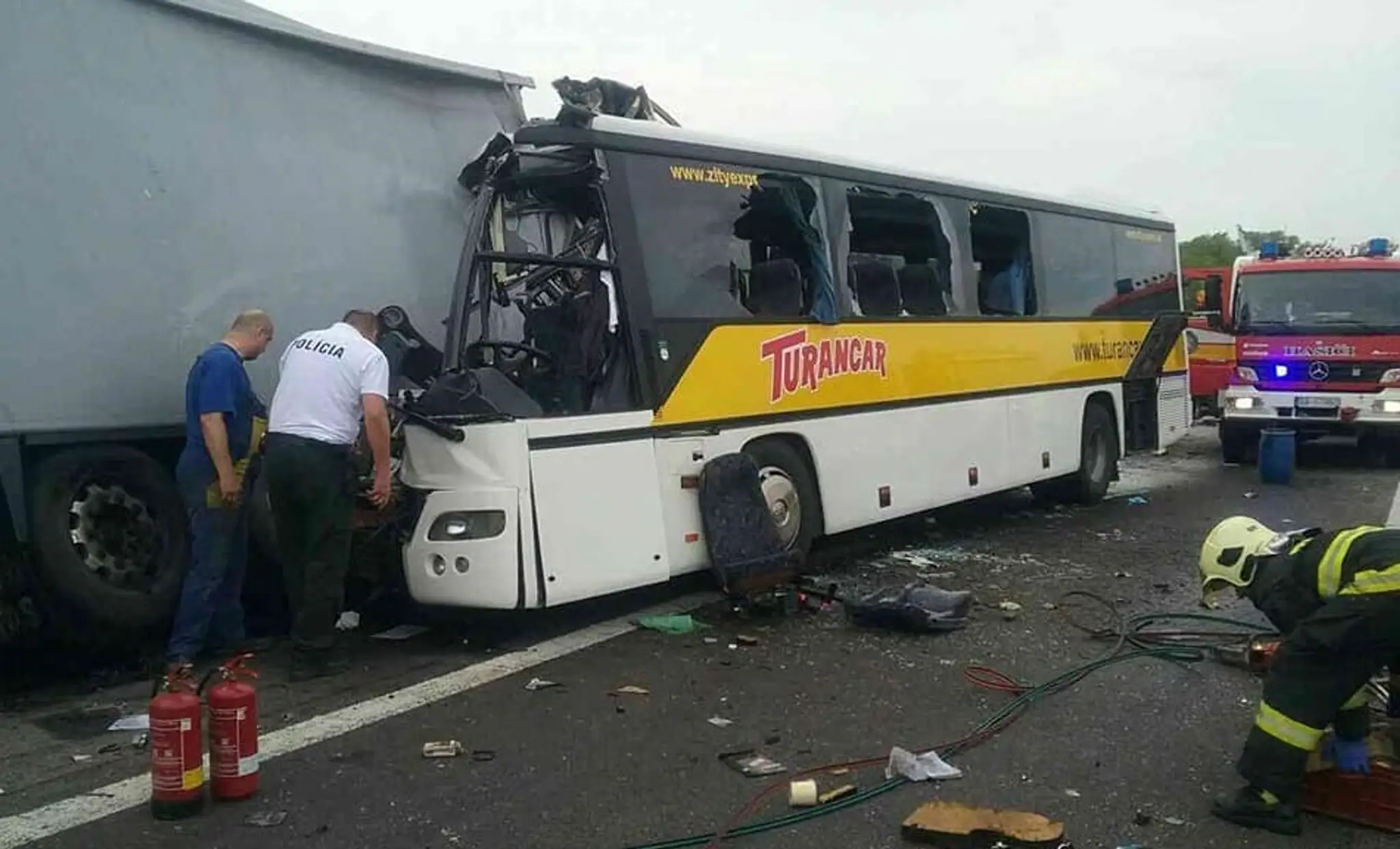 Autobus narazil do kamióna na R1 za Banskou Bystricou