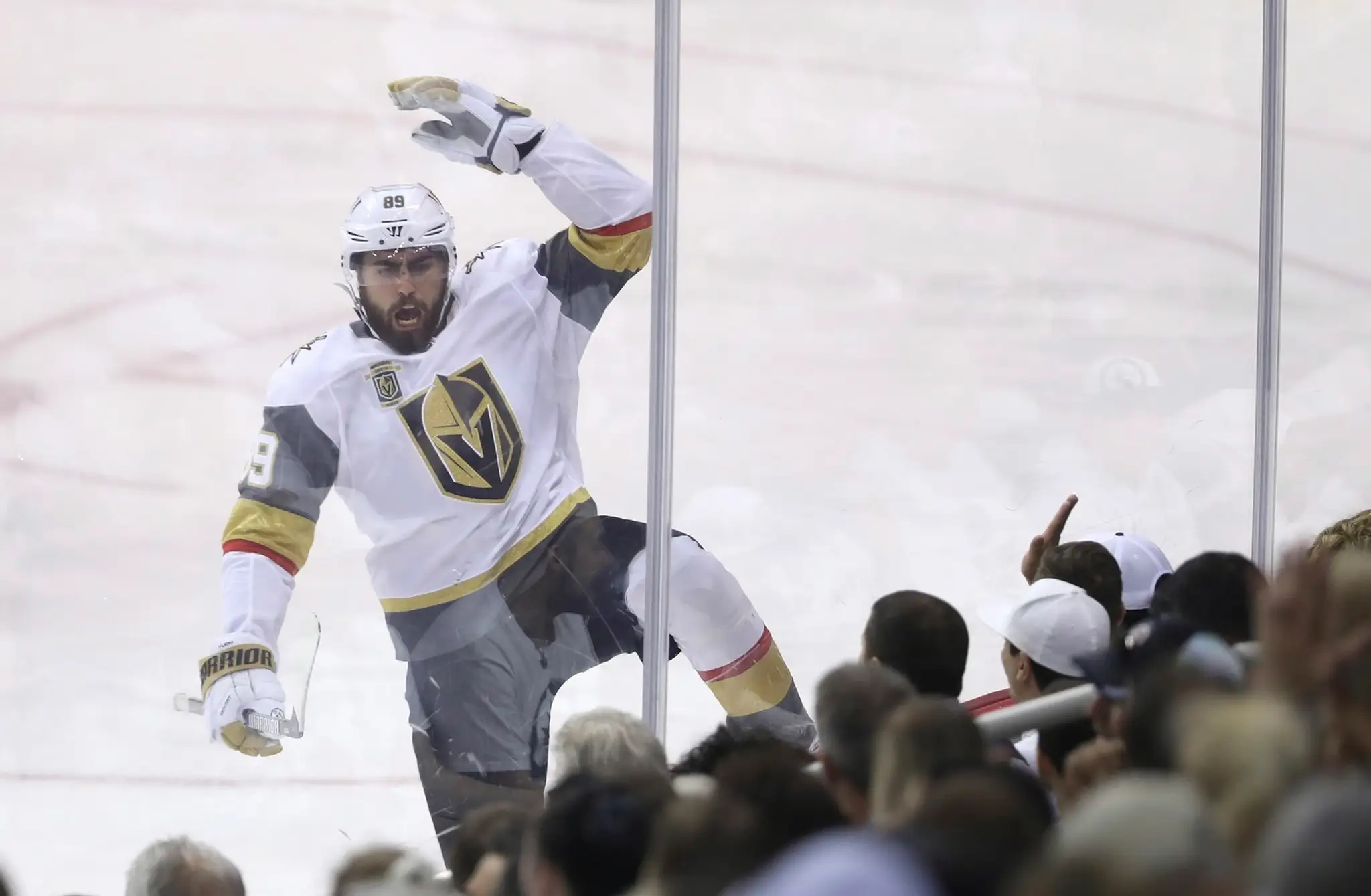Hráč Vegas Golden Knights Alex Tuch (89) sa teší z gólu v piatom zápase finále Západnej konferencie proti Winnipeg Jets.