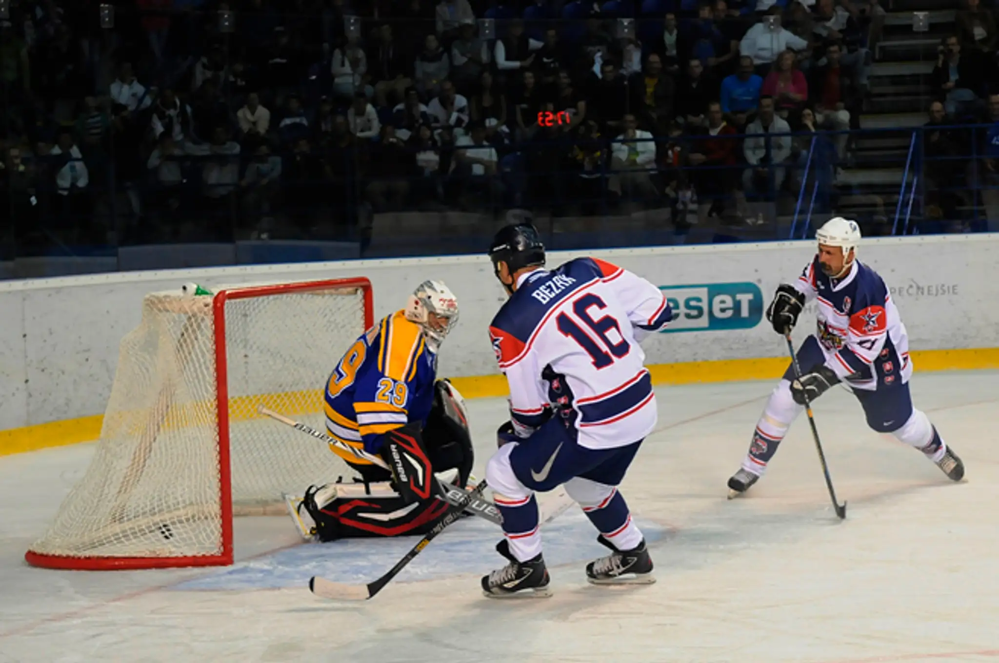Zdeno Cíger (vpravo) strieľa gól počas prvého exhibičného zápasu medzi St. Louis Blues Alumni a Slovak Stars v Poprade.