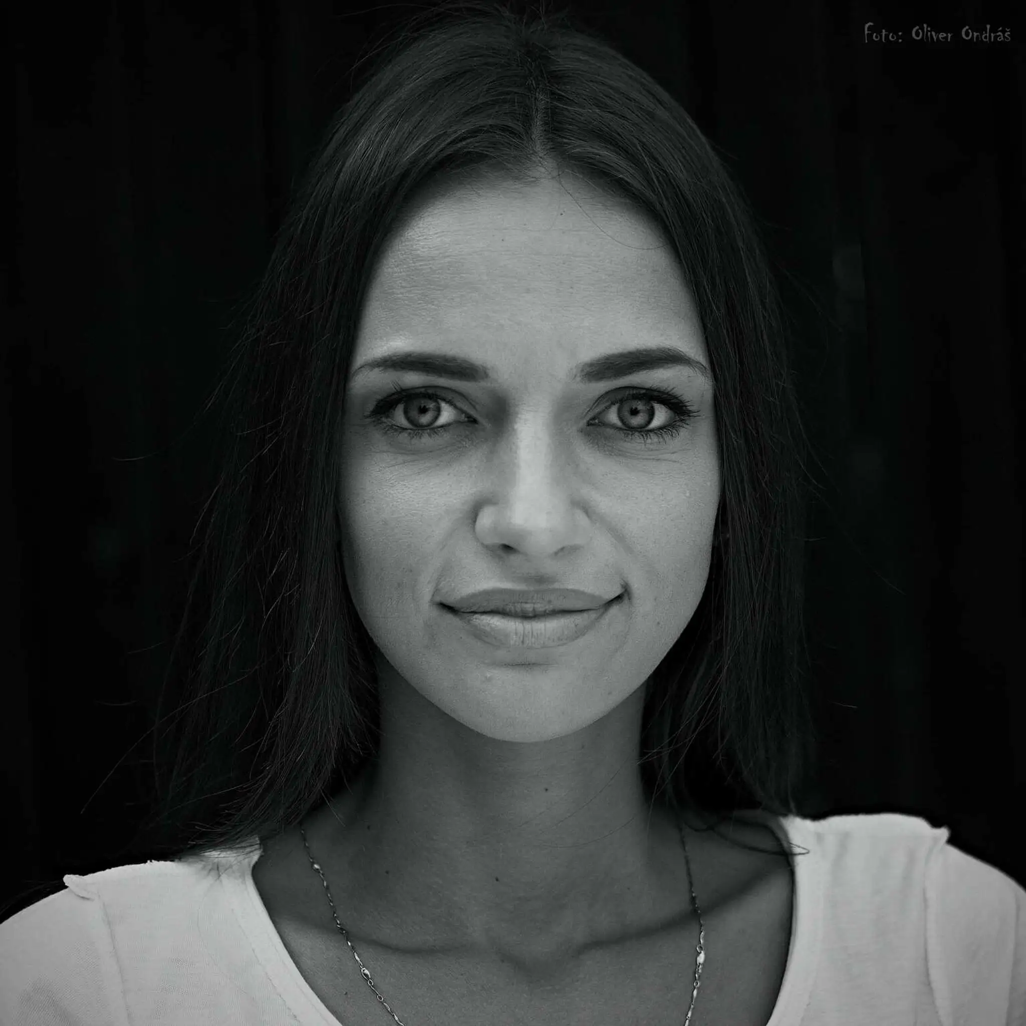 Fotograf Oliver Ondráš vytvoril 365 portrétov rôznych ľudí.