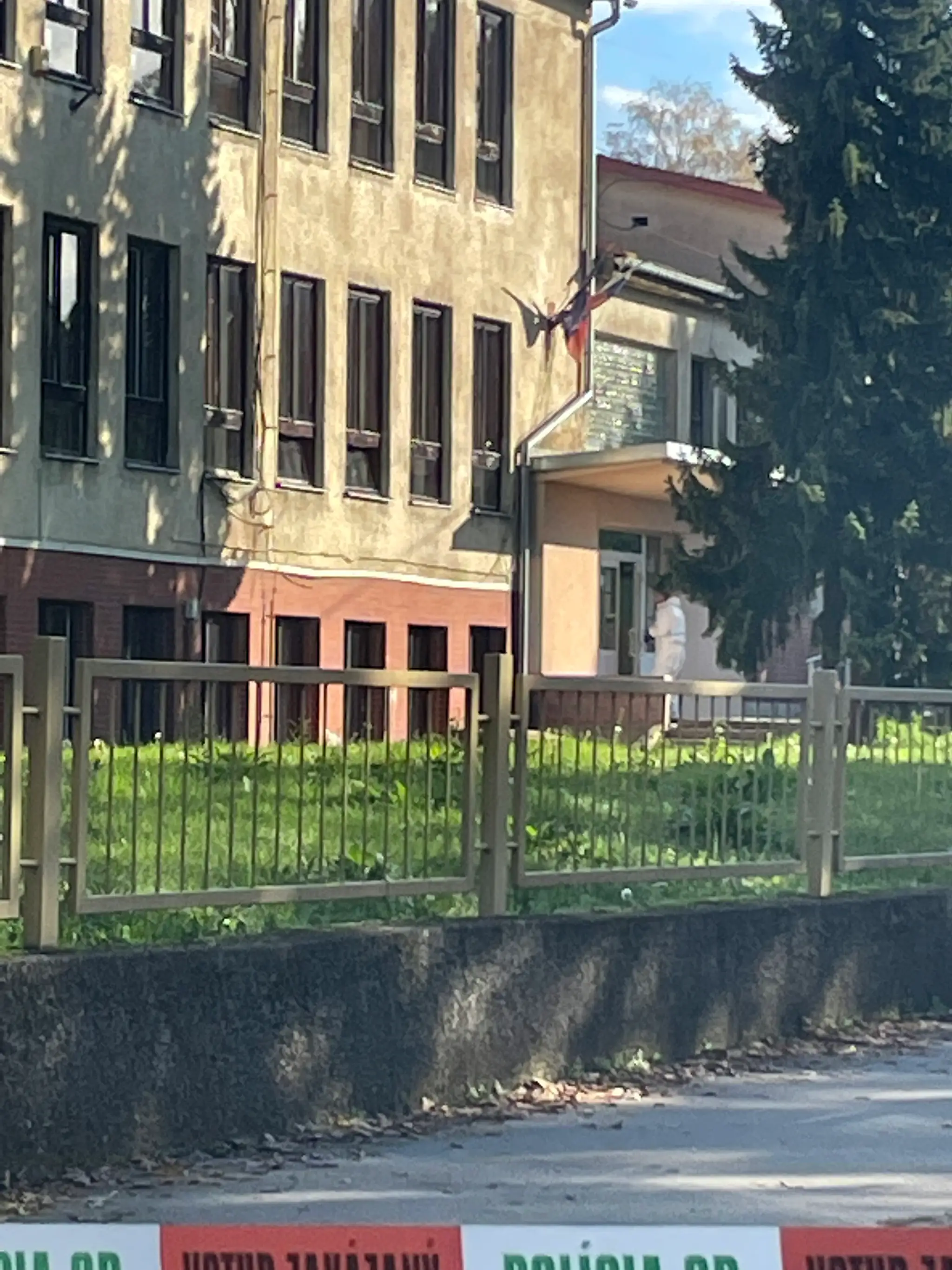 Na Strednej odbornej škole v Novákoch útočil študent sekerou.