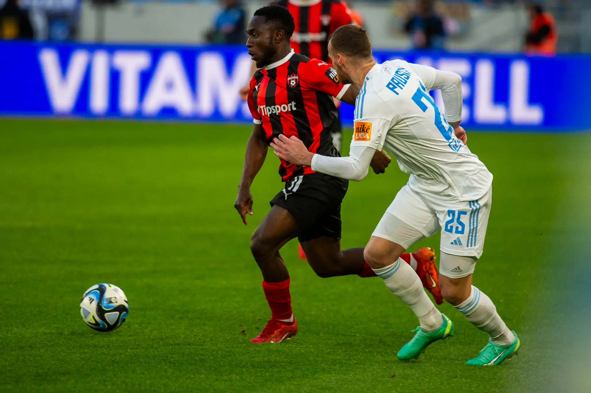 Zľava Philip Azango (Trnava) a Lukáš Pauschek (Slovan) v 2. kole nadstavbovej časti Niké ligy v skupine o titul.