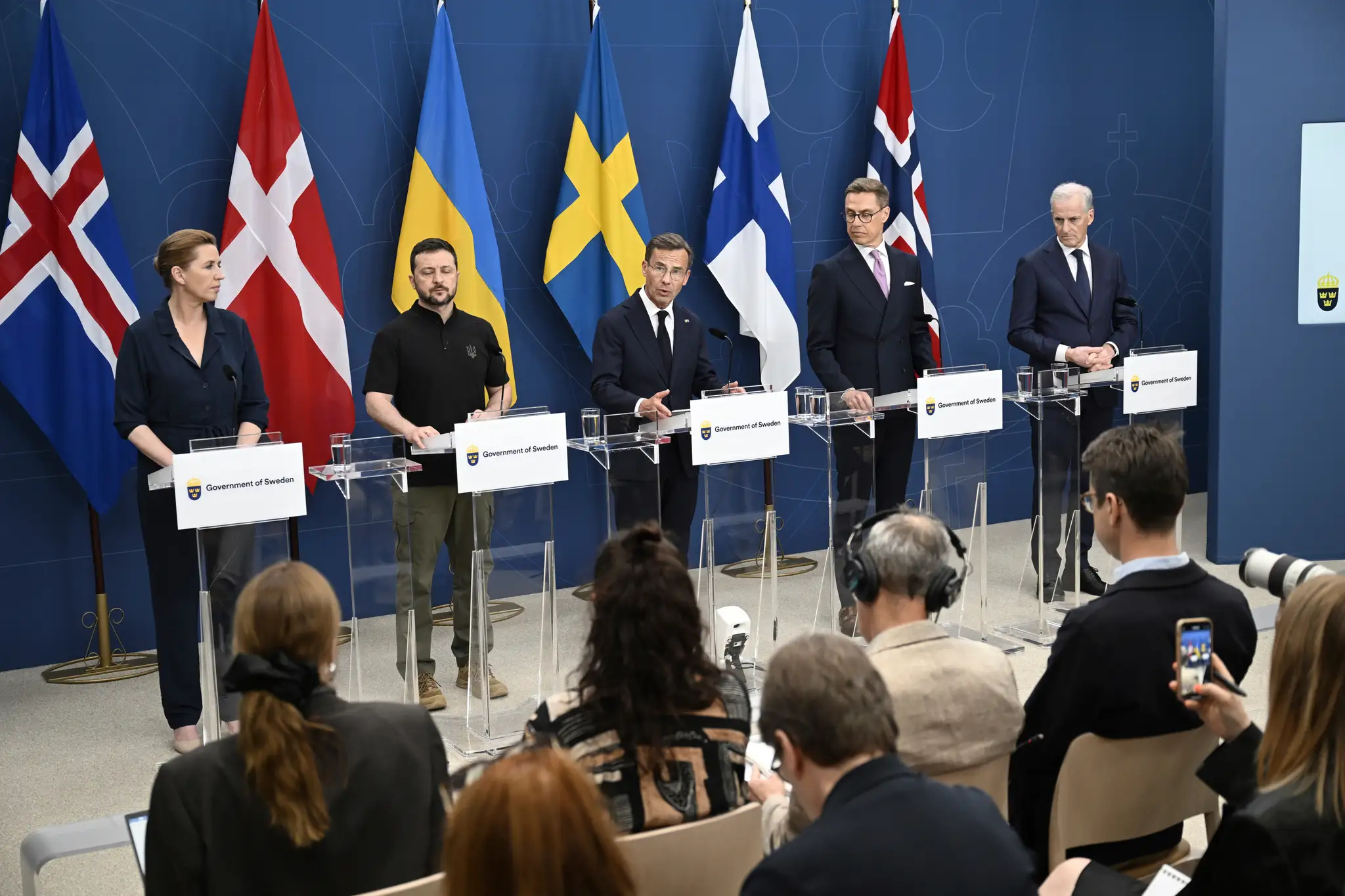 Zľava dánska premiérka Mette Frederiksenová, ukrajinský prezident Volodymyr Zelenskyj , švédsky premiér Ulf Kristersson, fínsky prezident Alexander Stubb a nórsky premiér Jonas Gahr Störe.