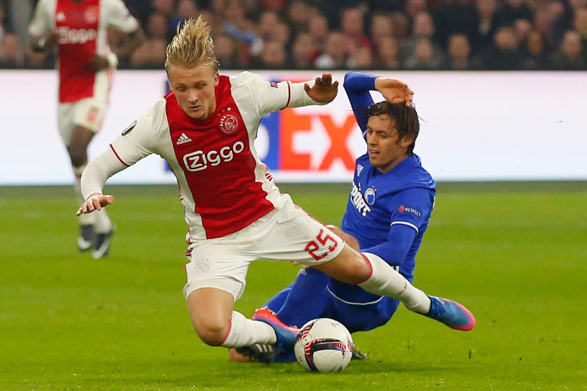 Kasper Dolberg (vľavo) z Ajaxu padá po sklze Uroša Matiča z Kodane v odvete osemfinále EL.