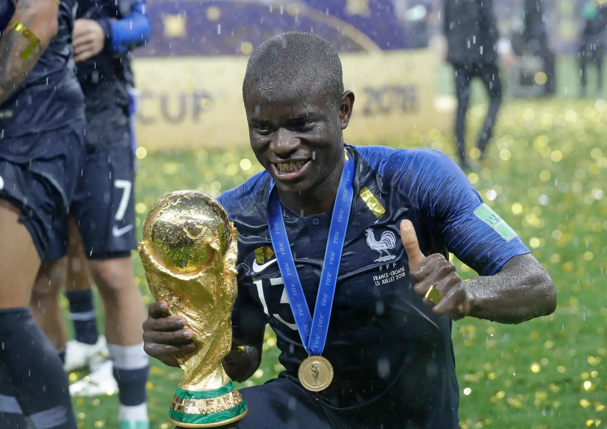 Ngolo Kante s trofejou pre majstrov sveta.