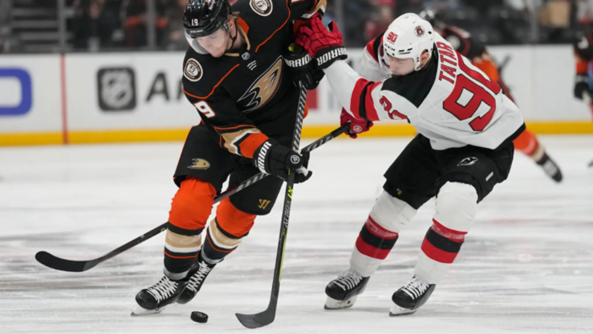 Hokejista New Jersey Devils Tomáš Tatar (vpravo) a hráč Anaheimu Ducks Troy Terry.