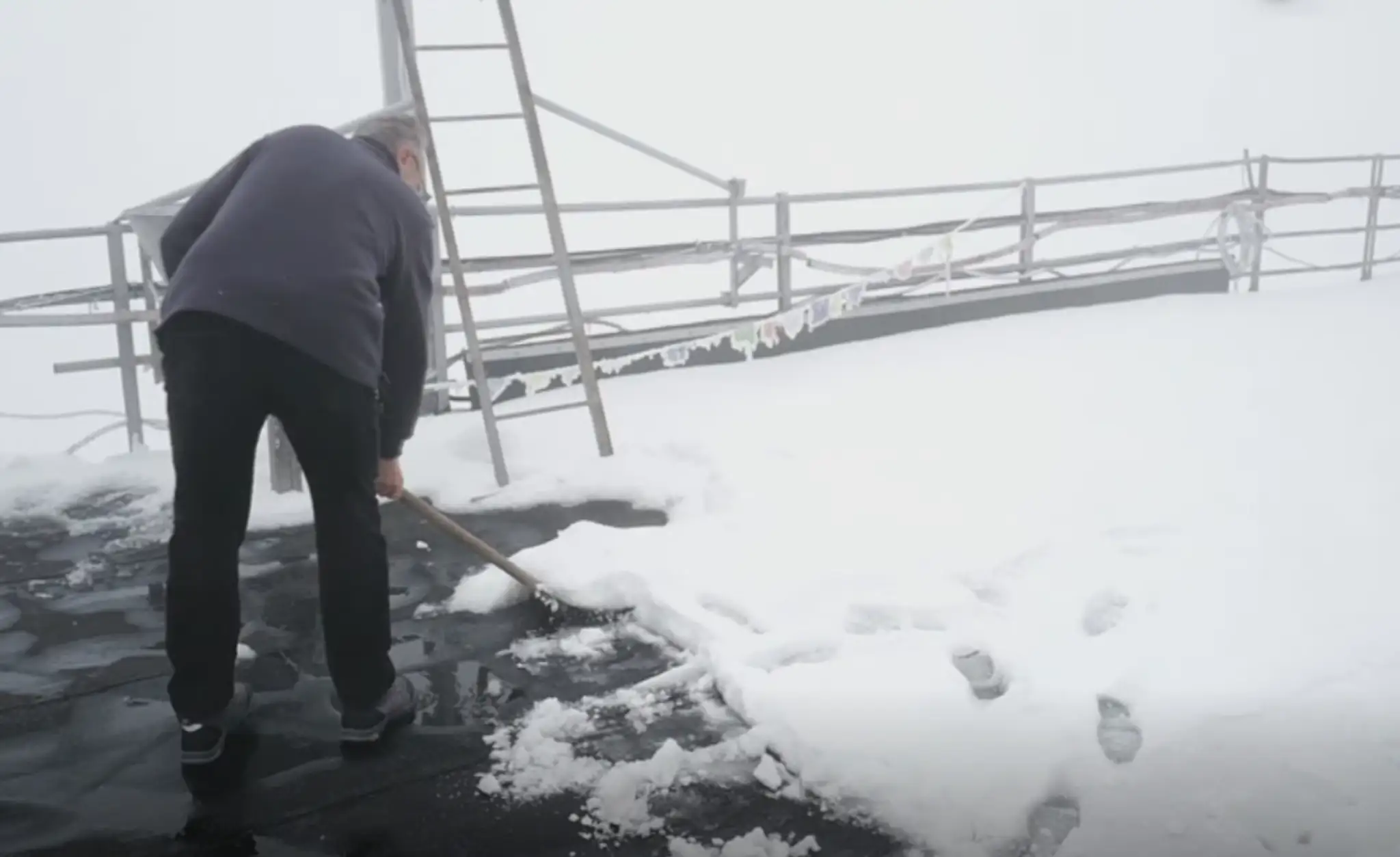 Na meteorologickej stanici na Lomnickom štíte museli odhŕňať čerstvý sneh.