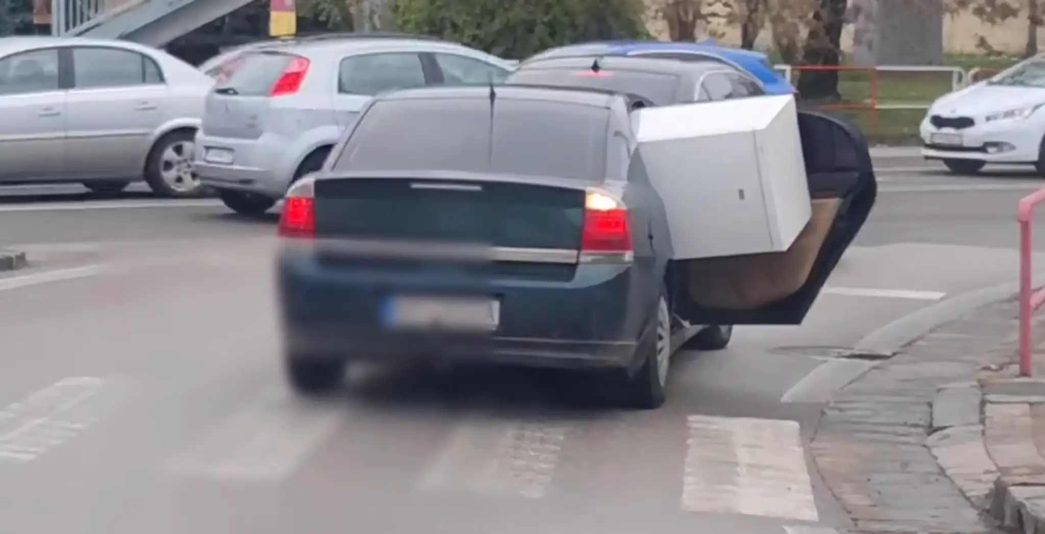 Kreatívny prevoz chladničky.