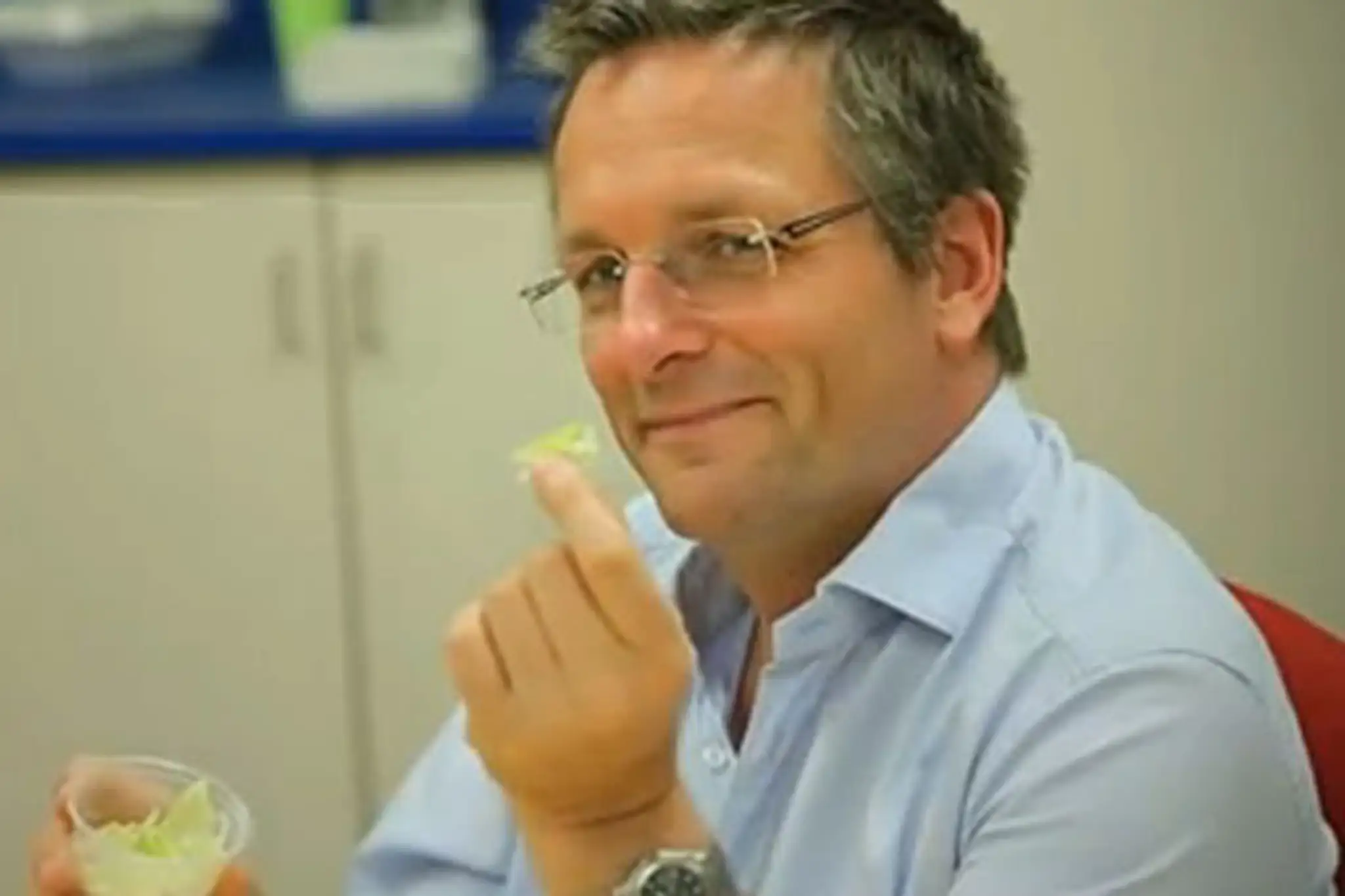 Moderátor a novinár, špecializujúci sa na oblasť zdravotníctva Michael Mosley sa úmyselne nakazil pásomnicou 