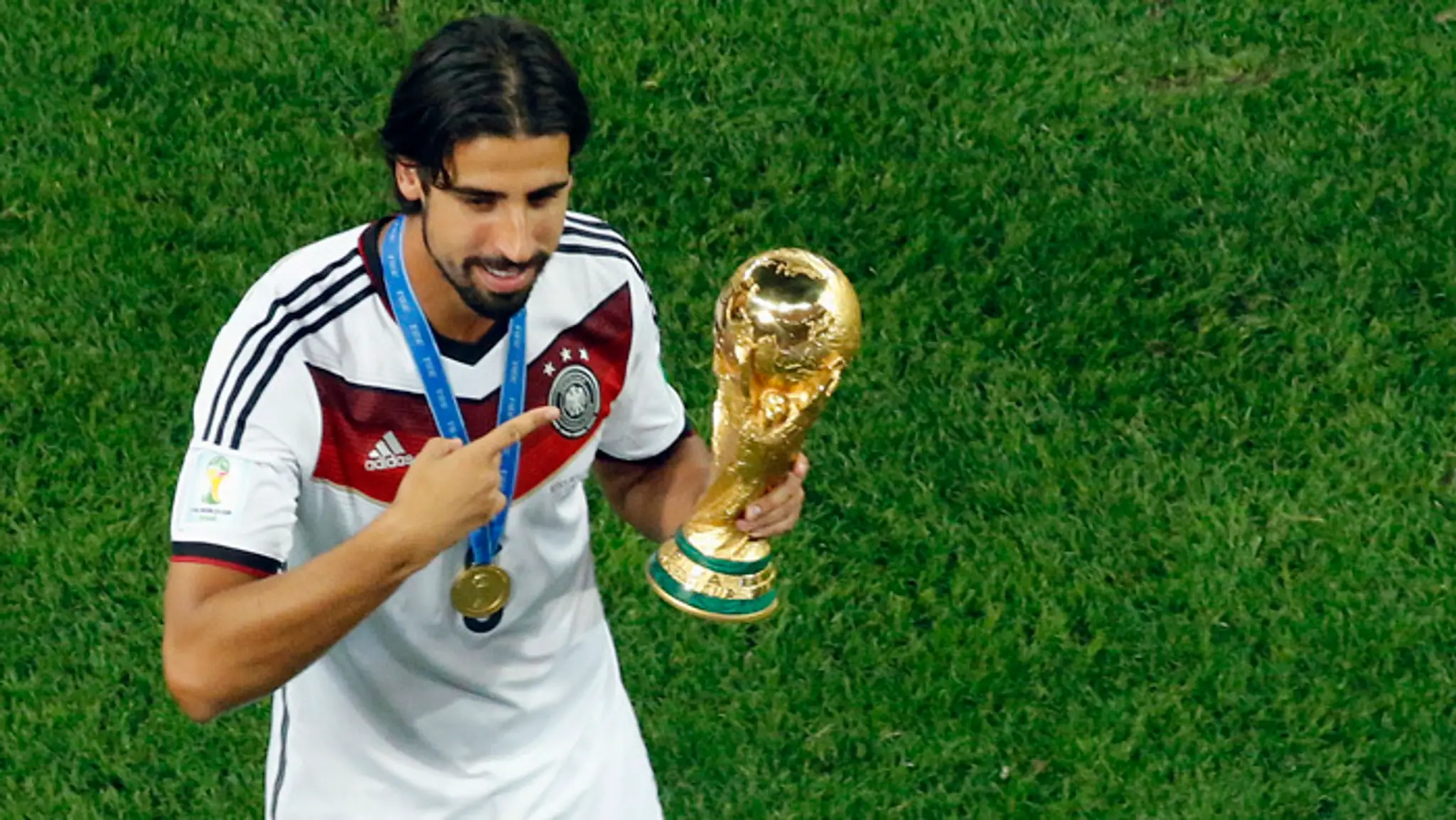 Nemecký futbalista Sami Khedira na archívnej snímke po zisku titulu MS.