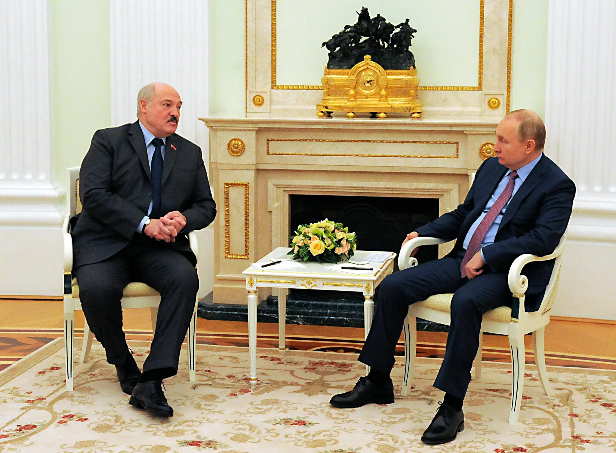 Bieloruský prezident Alexander Lukašenko a ruský prezident Vladimir Putin pózujú počas stretnutia v Moskve.