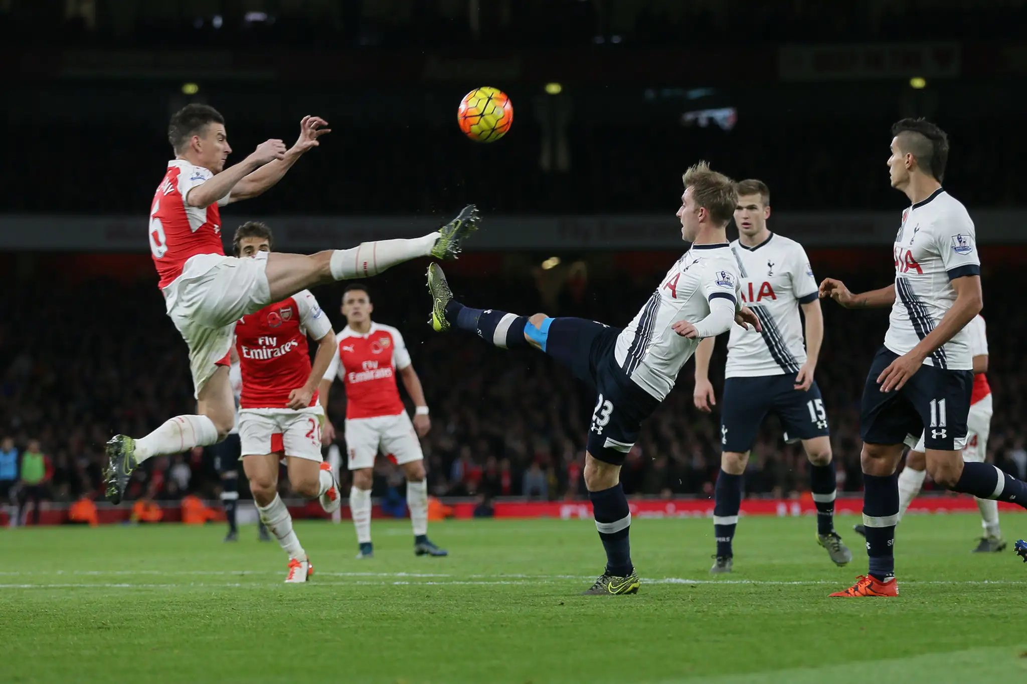 Boj o loptu počas zápasu medzi hráčmi Arsenalu Londýn a Tottenheimu