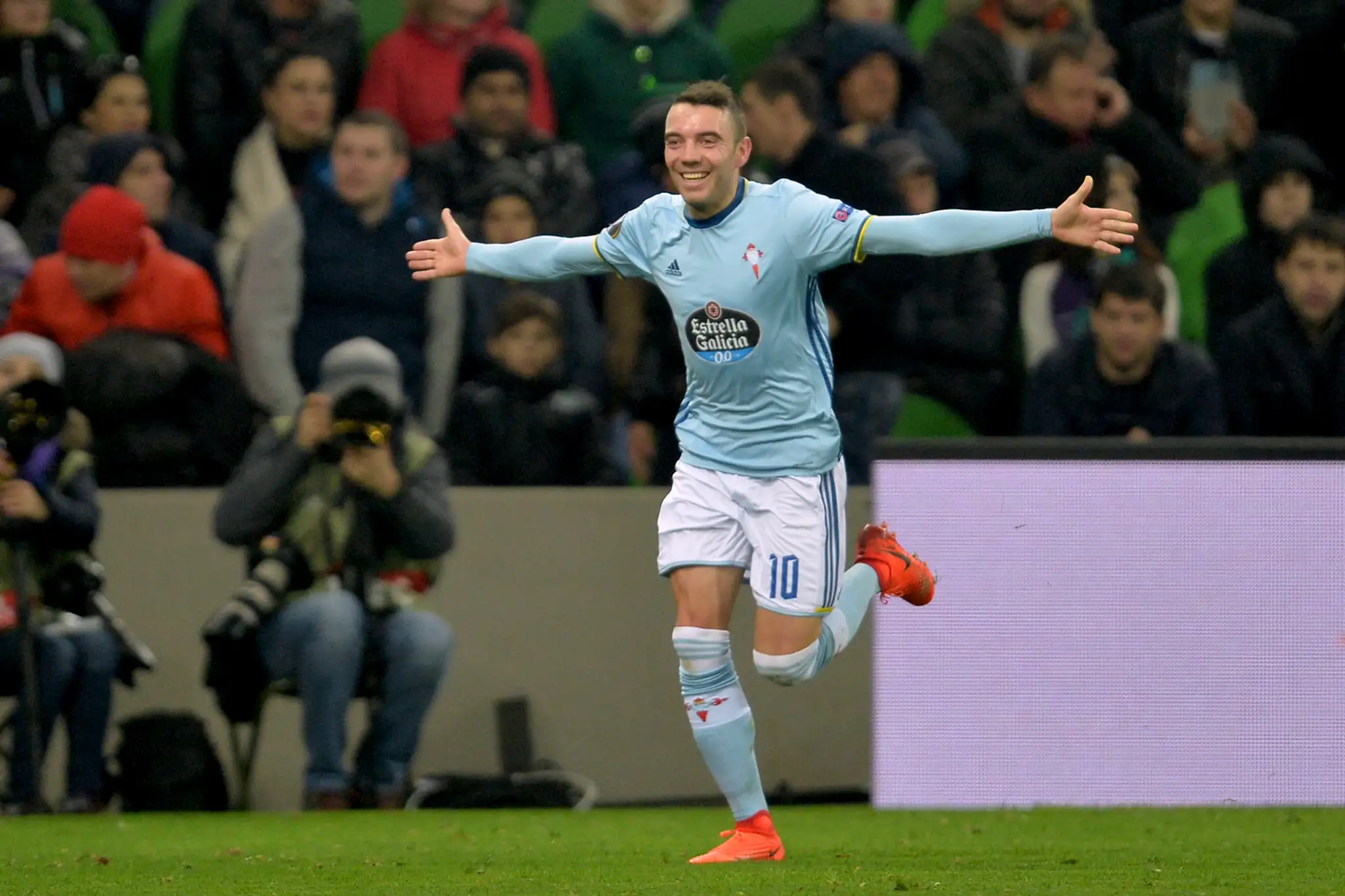 Iago Aspas zo Celty Vigo sa teší po strelení gólu v odvete osemfinále EL proti Krasnodaru.