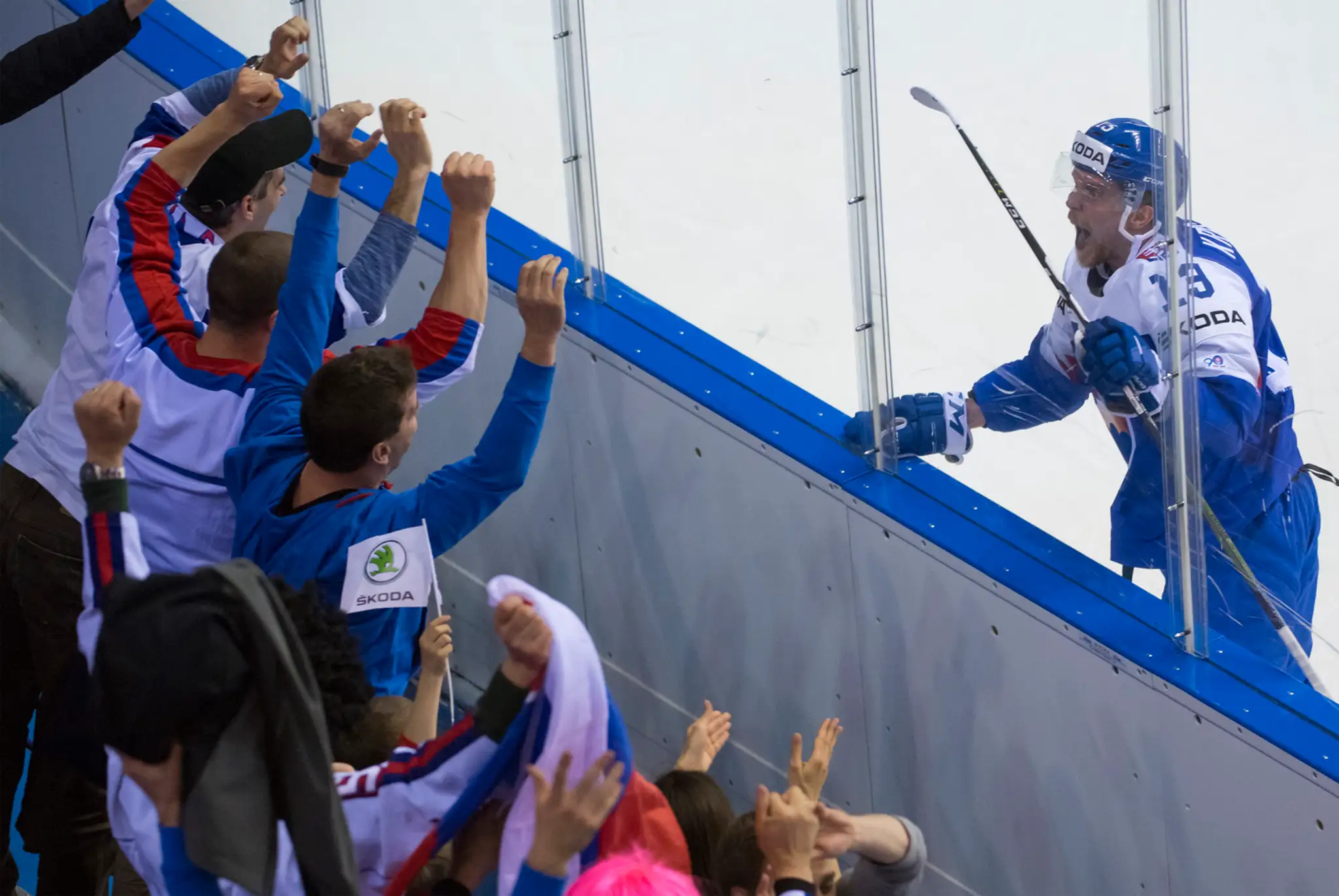 Radosť hráčov Fínska (v strede Kaapo Kakko) po góle proti Kanade na MS 2019.