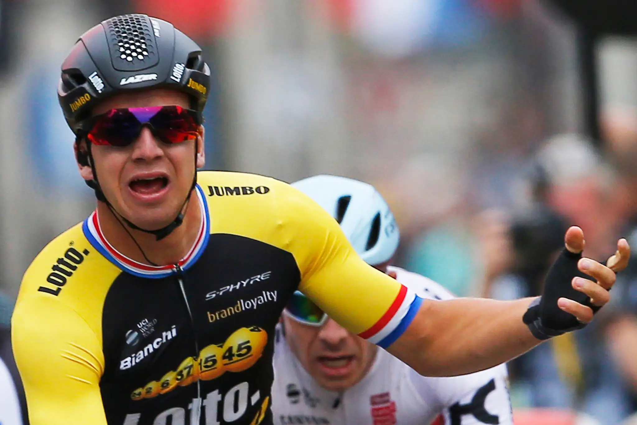 Holandský cyklista Dylan Groenewegen zo  stajne Lotto-NL Jumbo sa teší po víťazstve v záverečnej 104. ročníka Tour de France.