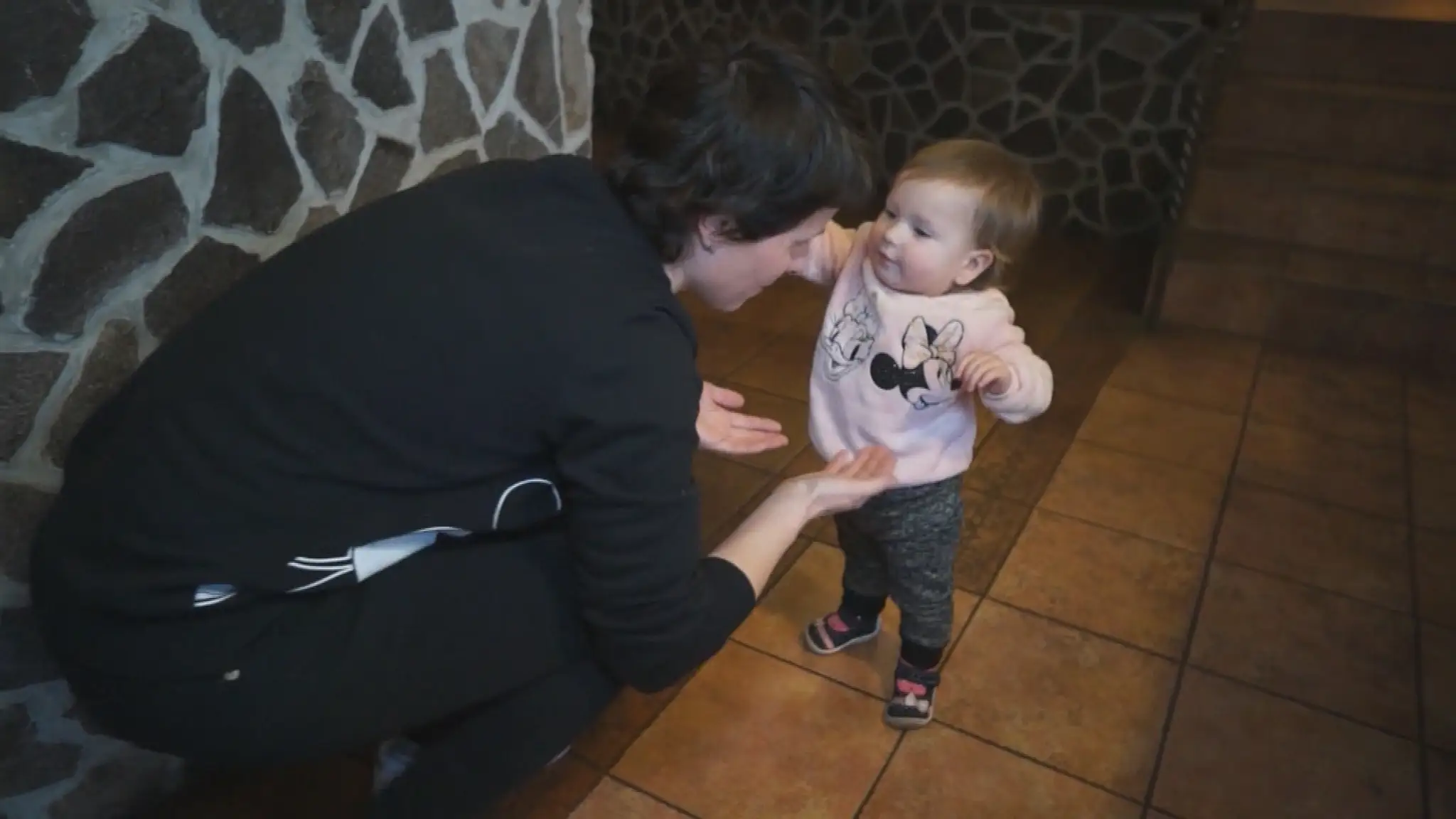Ročná Ivanka z Ukrajiny, ktorá sa naučila na Slovensku chodiť.