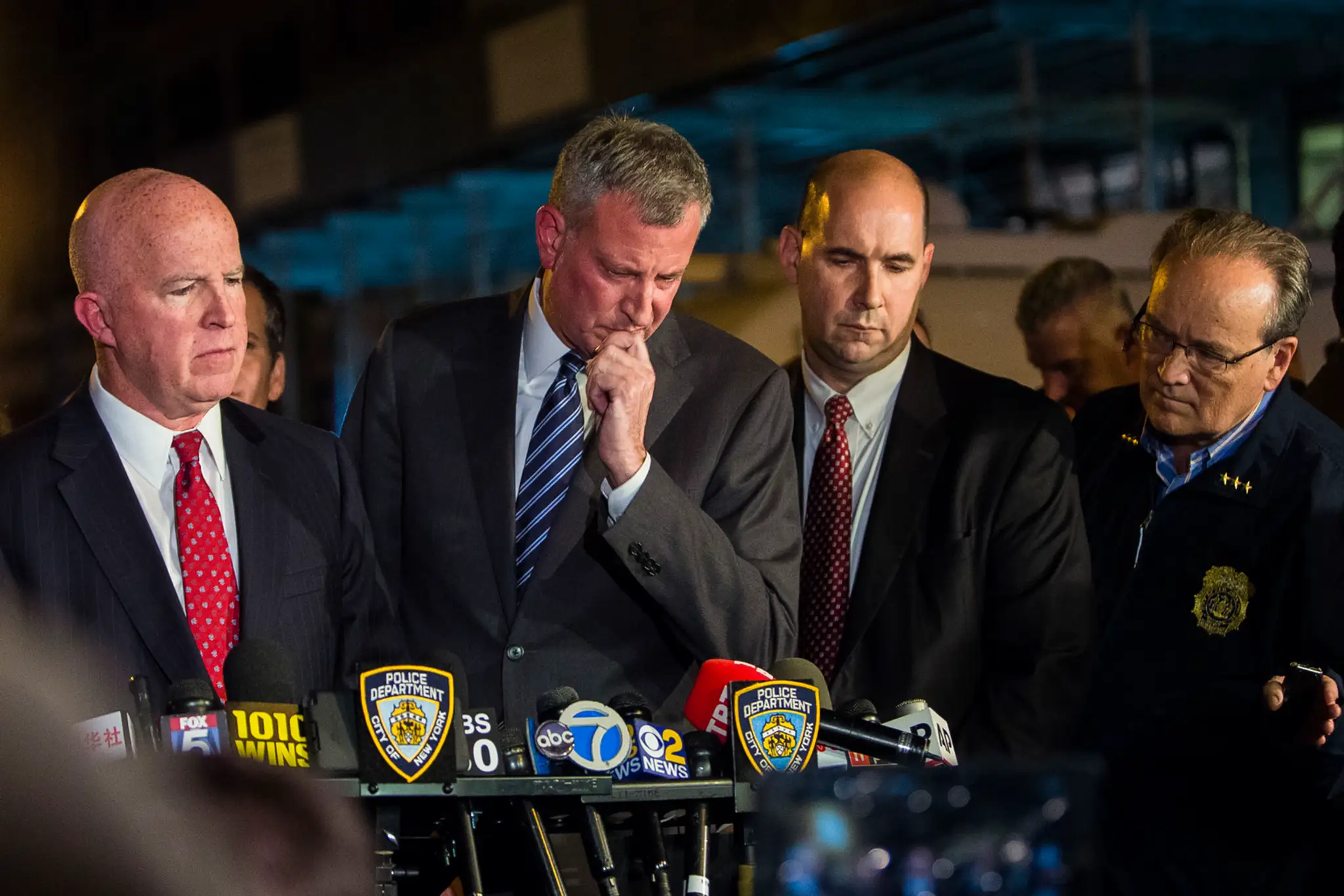 Starosta New Yorku Bill de Blasio (v strede) a šéf newyorkských policajtov James O'Neill počas tlačovej konferencie v blízkosti 