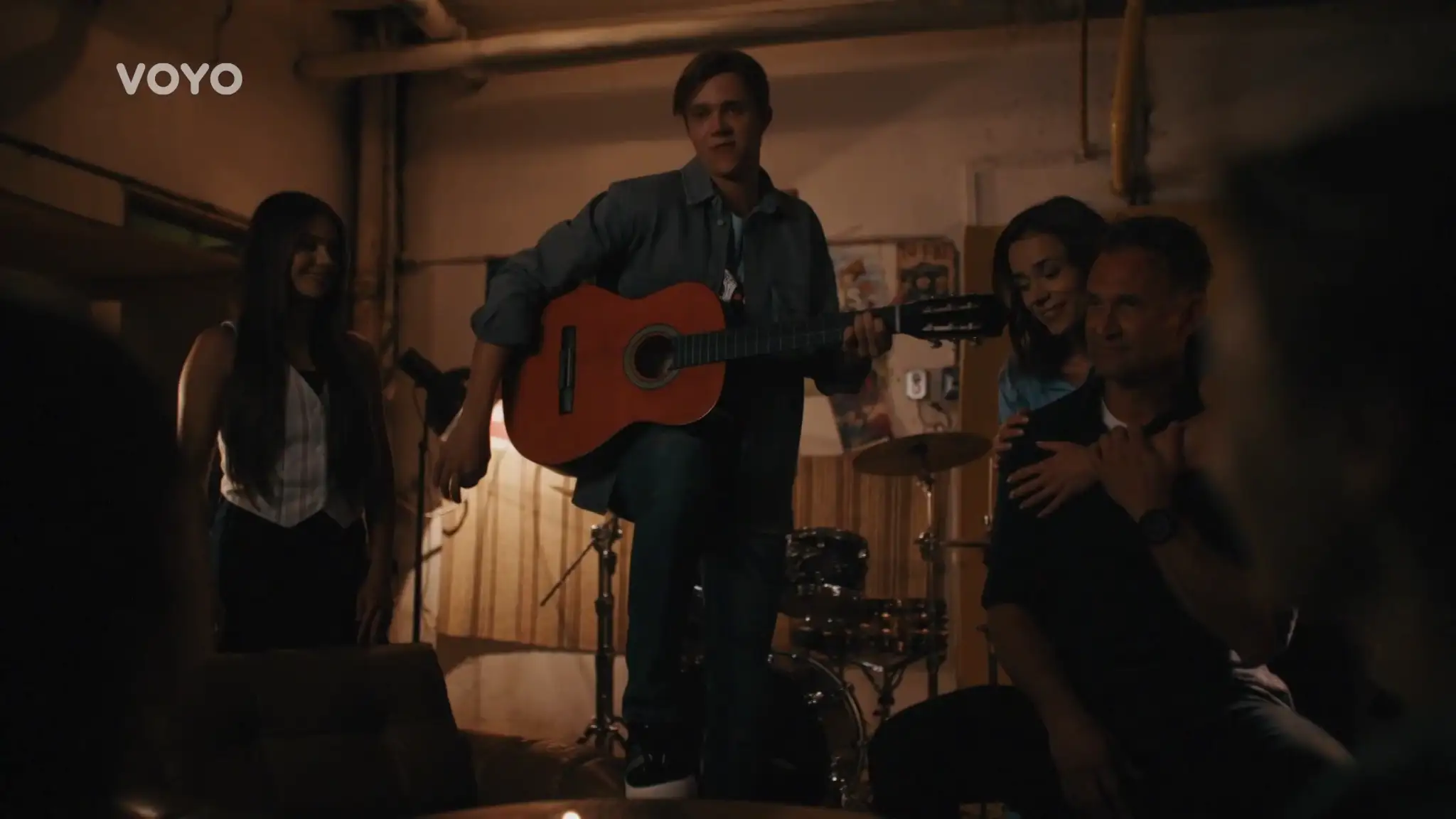 Bruno hrá na gitare 