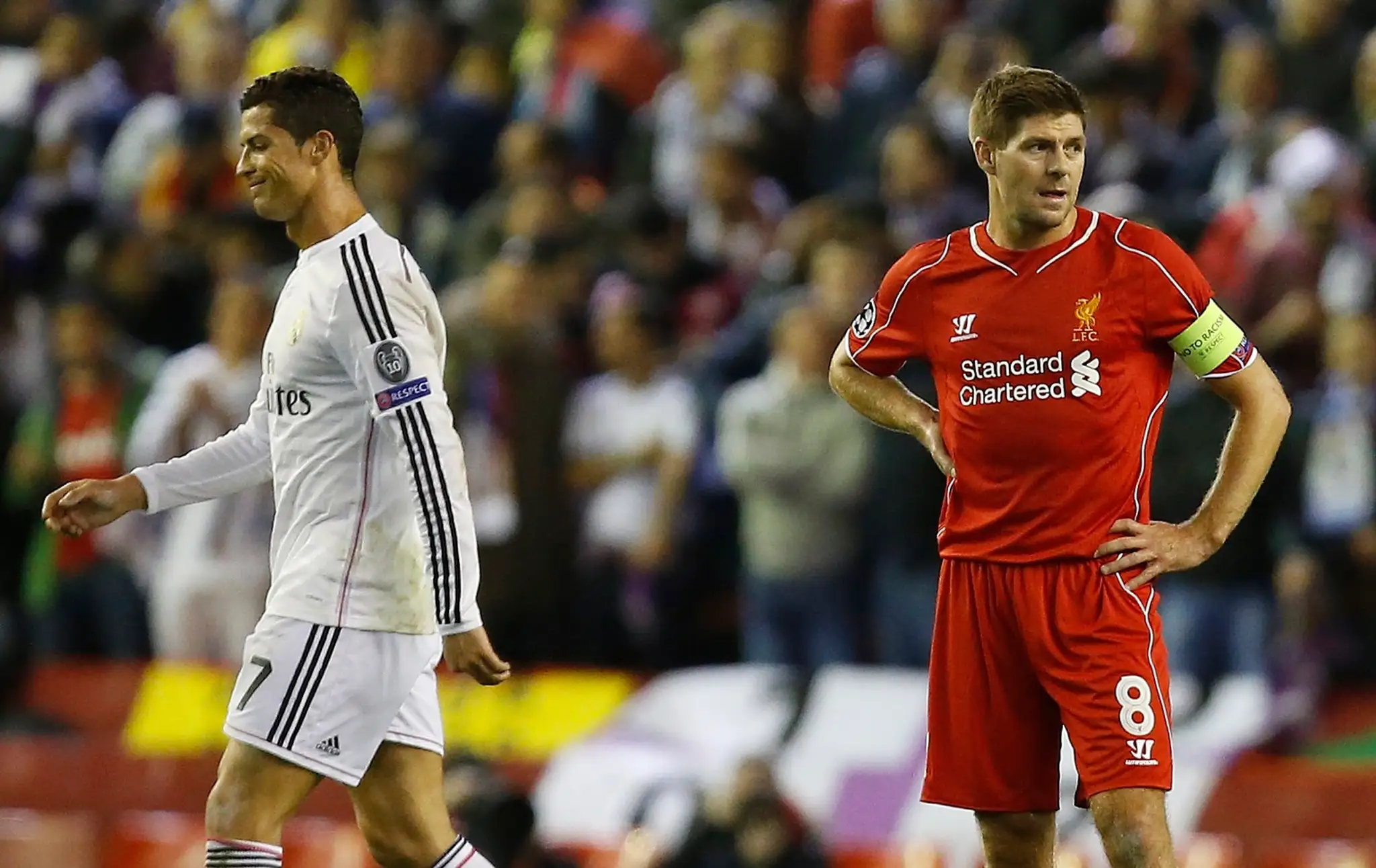 Hráč Realu Cristiano Ronaldo a kapitán Liverpoolu Steven Gerrard počas zápasu.