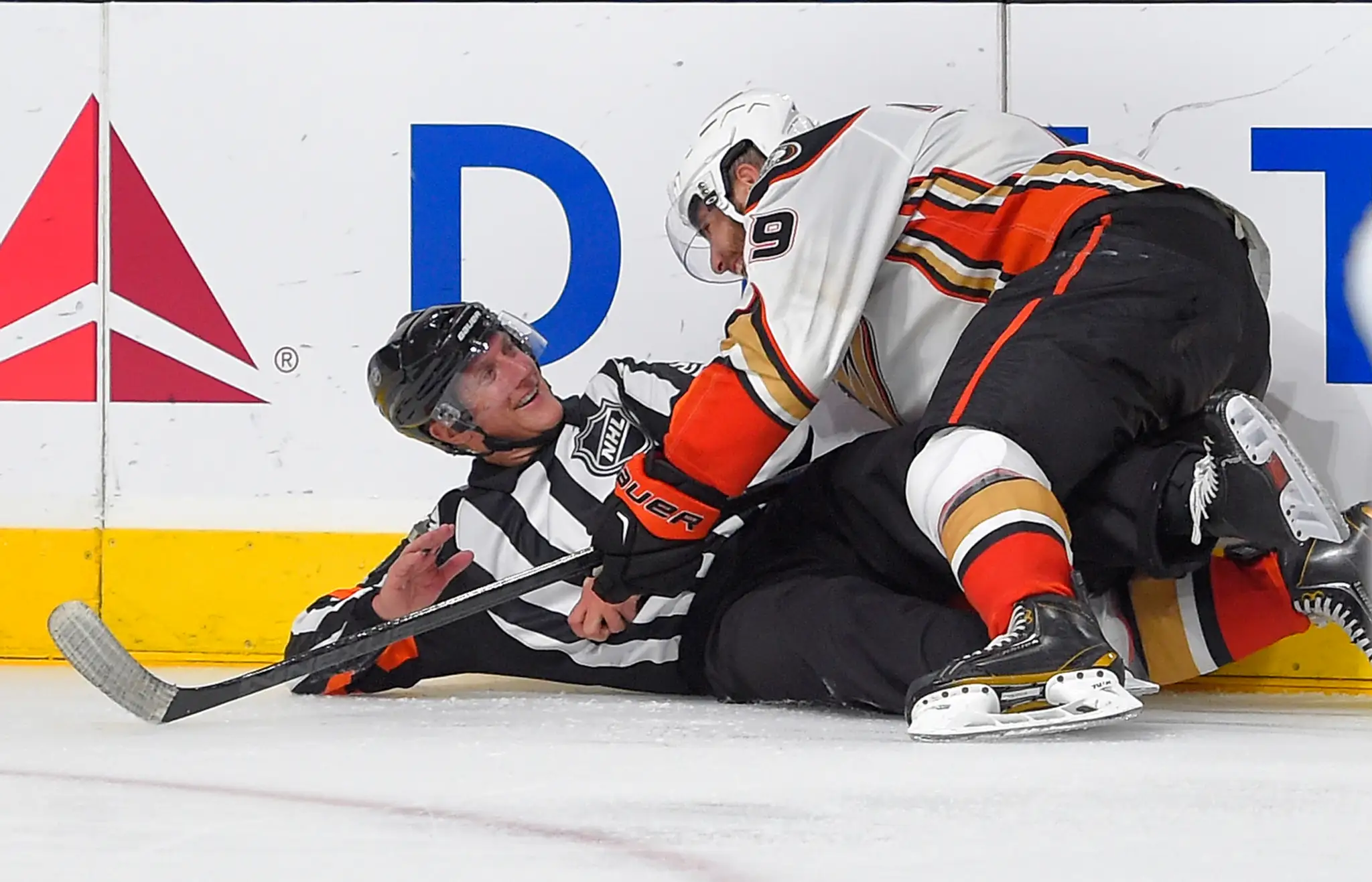 Patrick Maroon z Anaheimu Ducks pristál počas prípravného zápasu s LA Kings na rozhodcovi Bradovi Watsonovi.