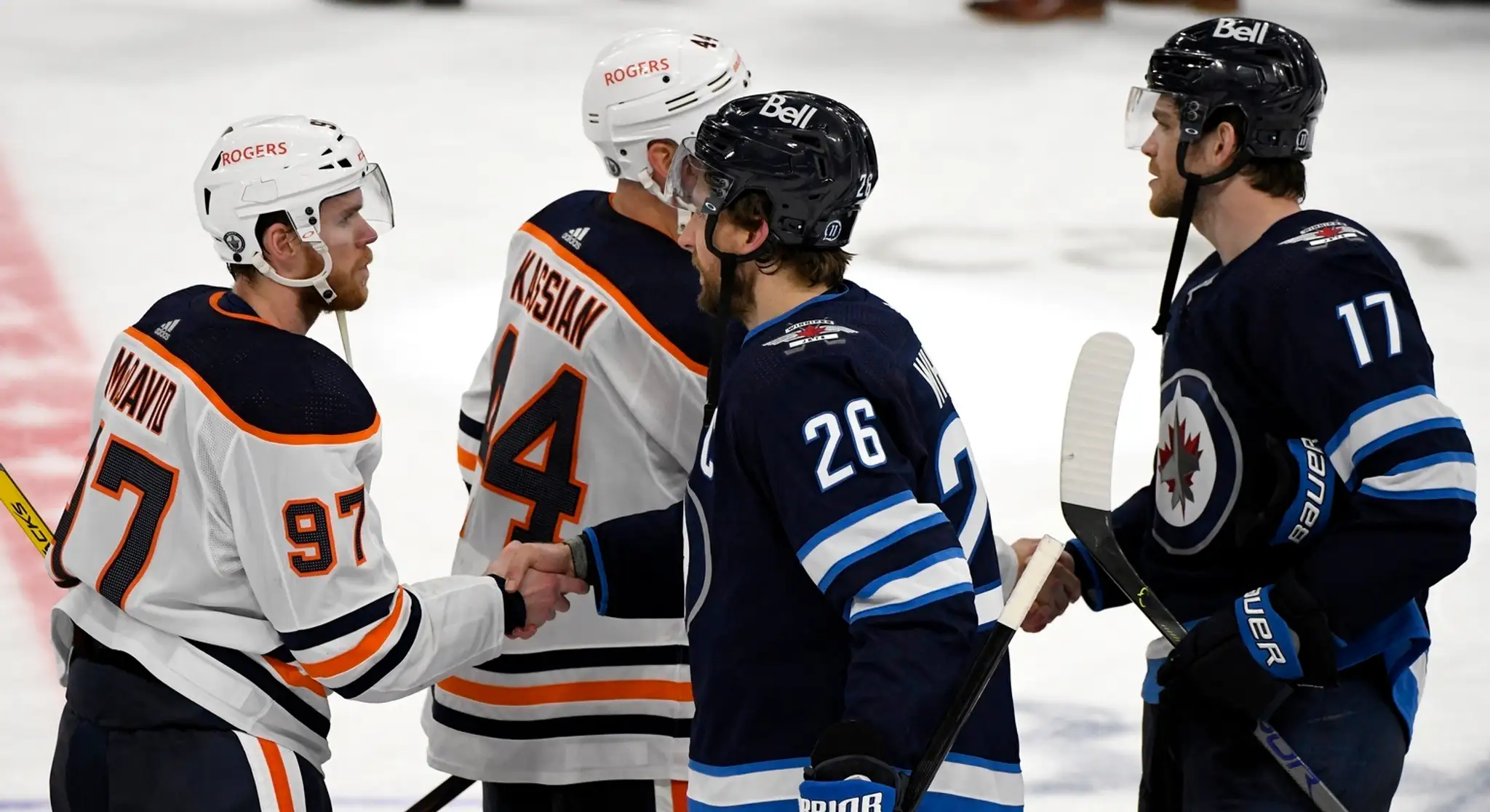 Blake Wheeler (Winnipeg) prijíma gratuláciu k postupu od Connora McDavida (Edmonton)..jpg