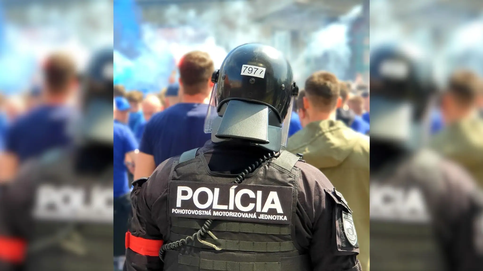 Na snímke je zachytená polícia na zápase.