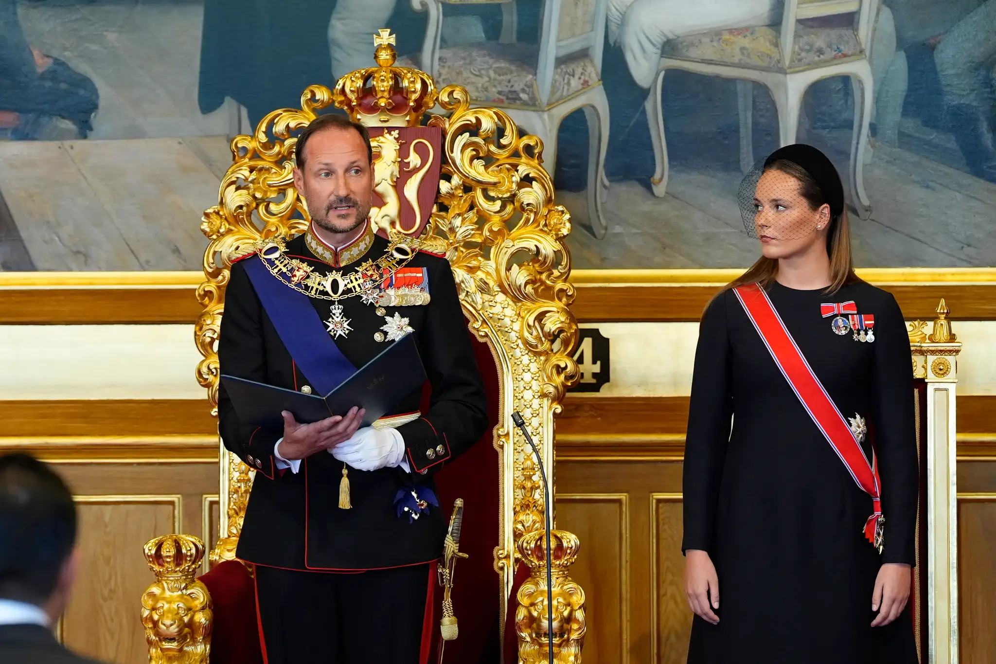 Kráľ Haakon VIII. (vľavo) skladá prísahu v súlade s ústavou v Stortingu, nórskom parlamente, v sprievode korunnej princeznej Ingrid Alexandry v Osle.