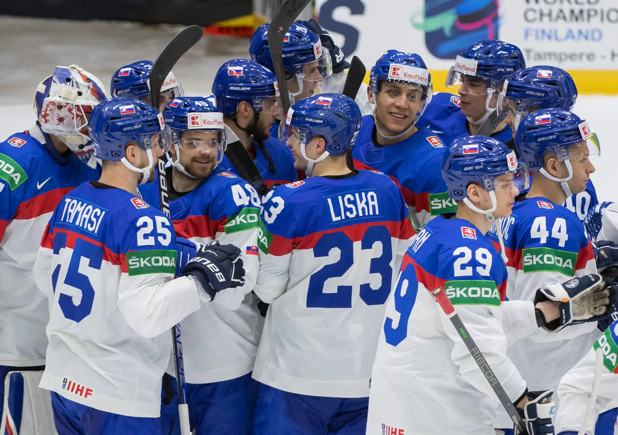 Usmievajúci sa slovenskí hokejisti po víťazstve nad Dánskom po zápase na MS 2022.
