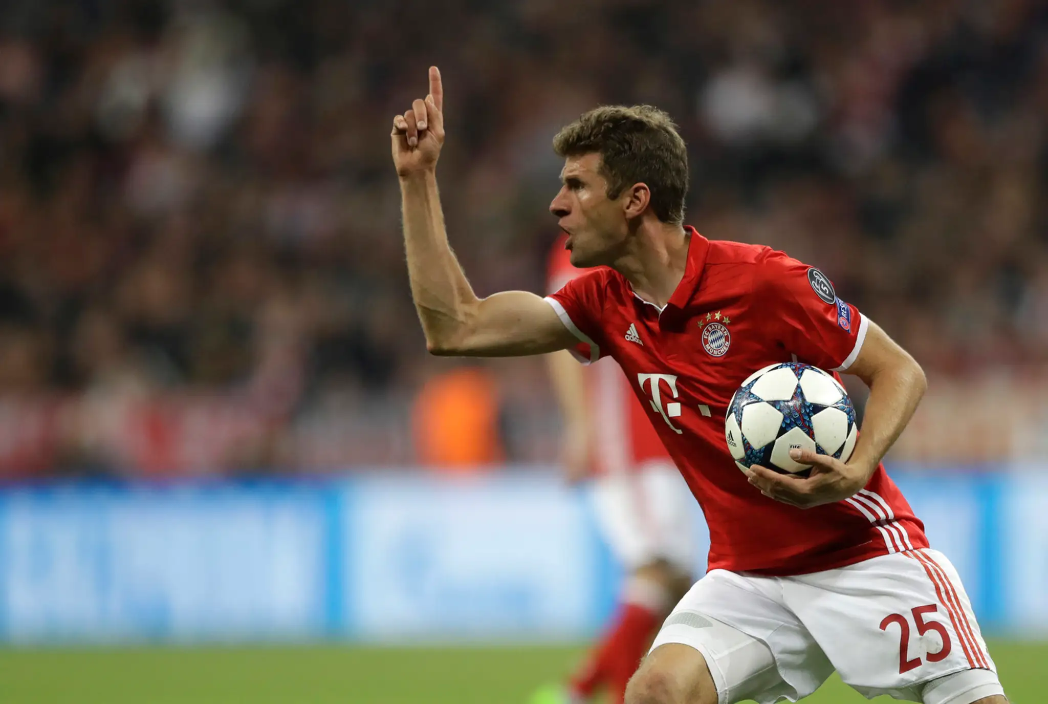 Thomas Müller z Bayernu sa hnevá na rozhodcu vo štvrťfinále LM proti Realu Madrid.
