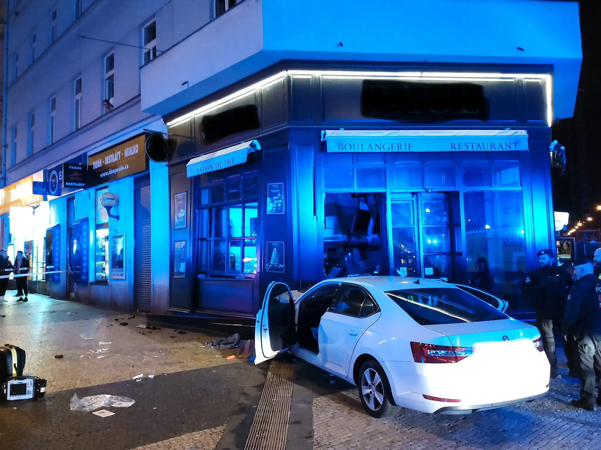 V pravotočivej zákrute prerazila biela Škoda Superb kovový stĺpik a vrazila medzi ľudí na chodníku. Auto zastavila až pekáreň