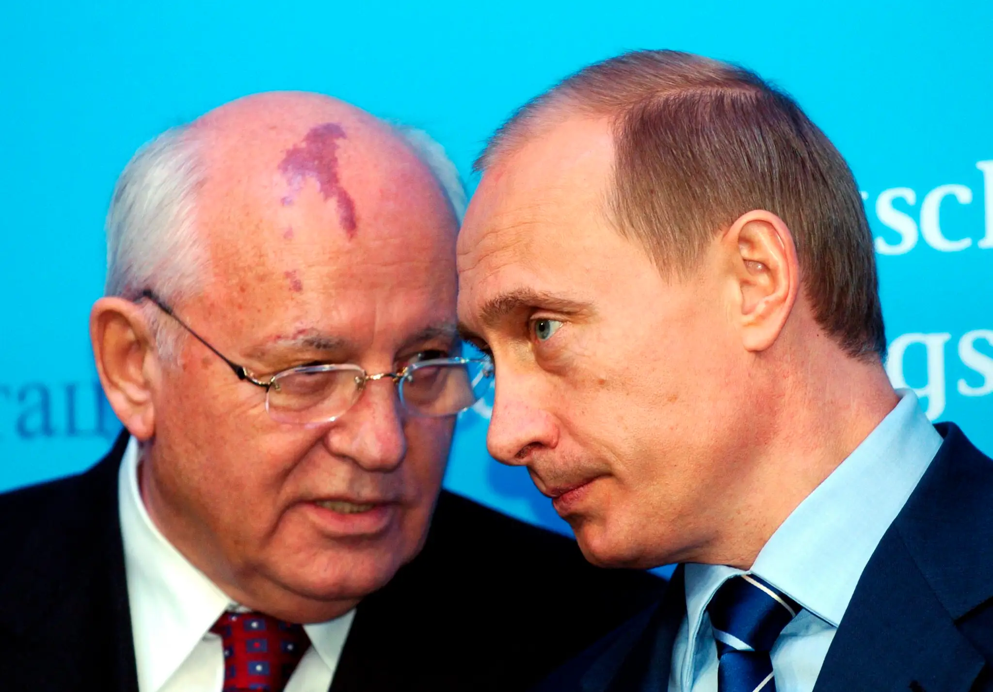 Na archívnej snímke z roku 2004 sprava Vladimir Putin a Michail Gorbačov.