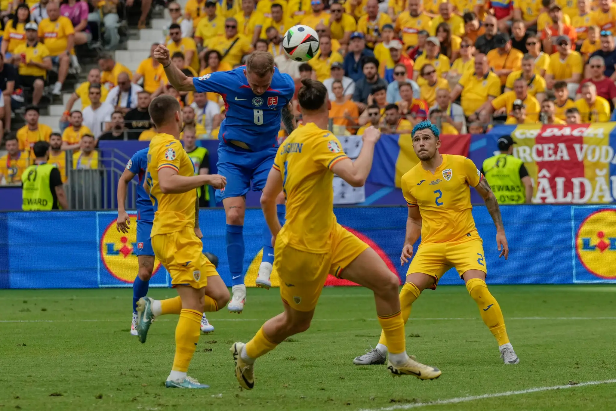 Ondrej Duda hlavou dáva gól do siete Rumunska na ME 2024.