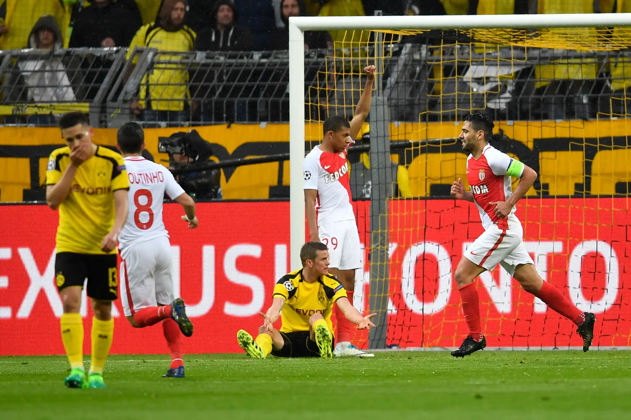 Sven Bender (v strede) z Dortmundu gestikuluje po vlastnom góle vo štvťfinále LM proti Monacu.