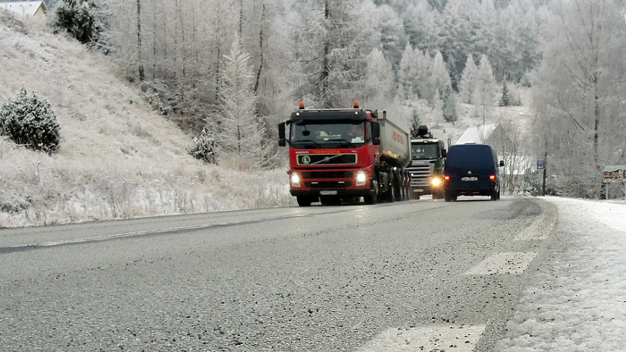 Situácia v obci Donovaly po slabom nočnom snežení.